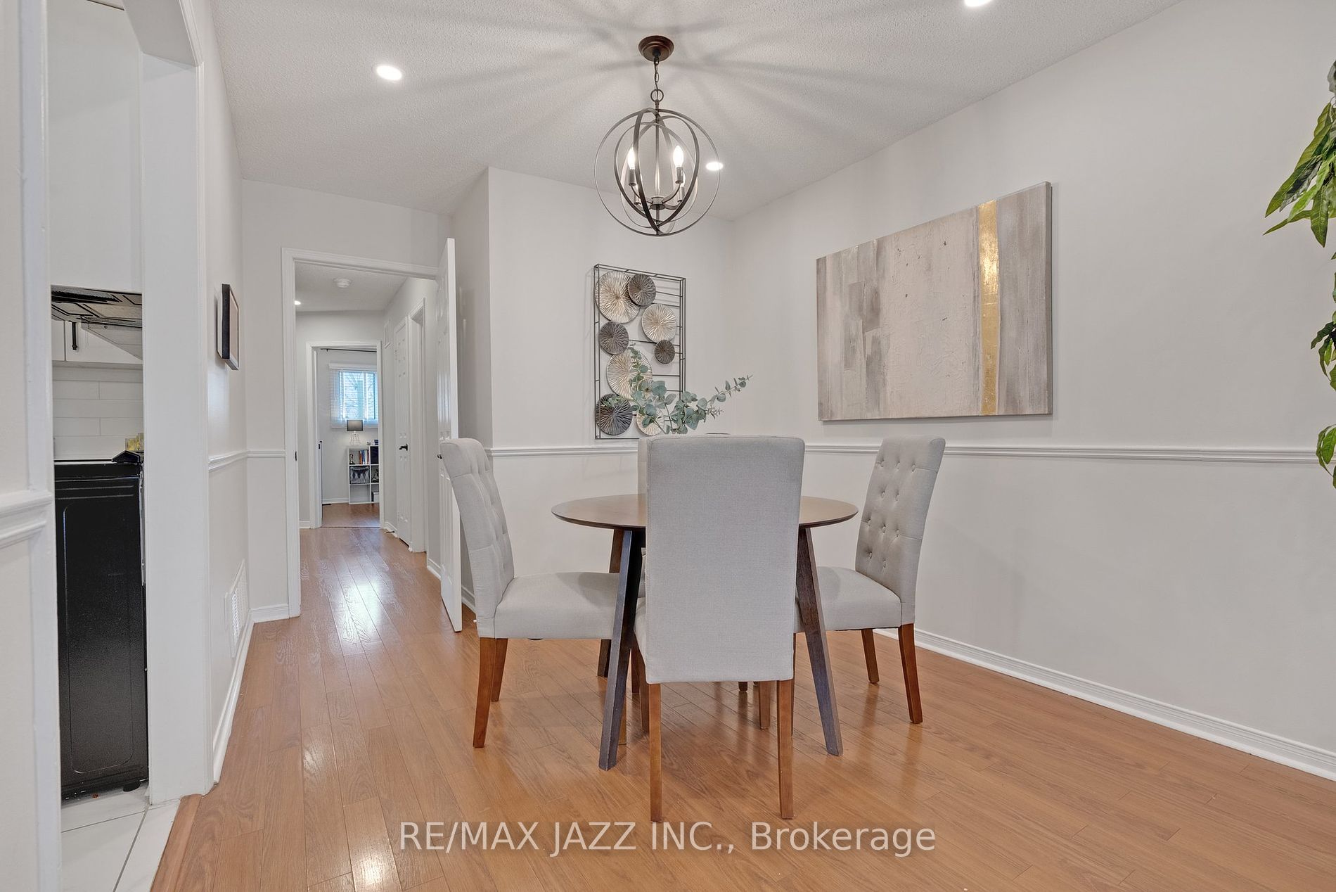 1371 Charter Cres