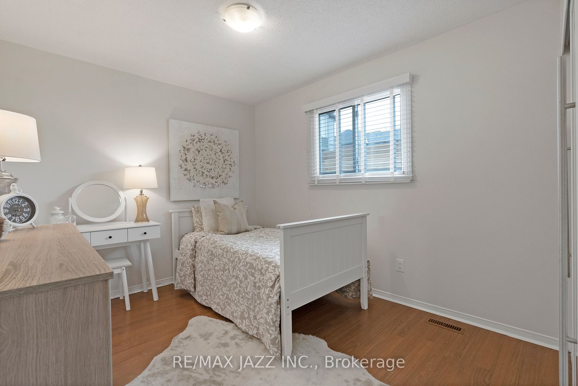 1371 Charter Cres