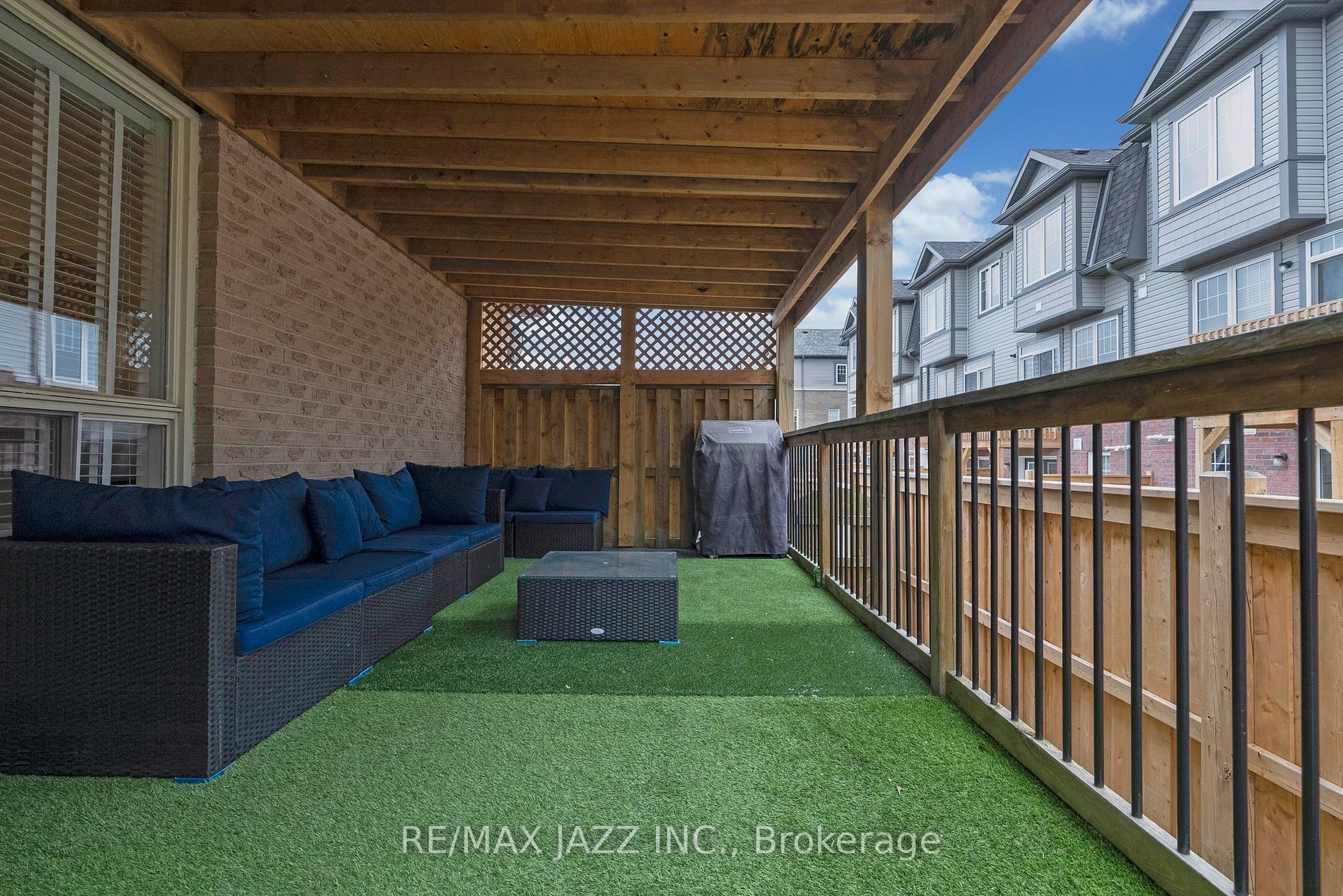1371 Charter Cres