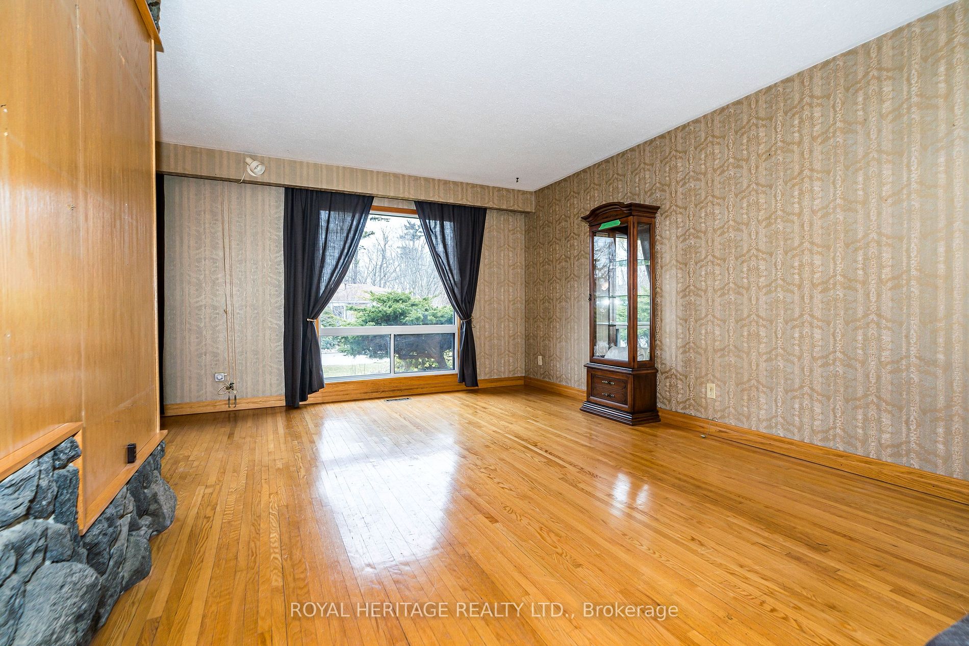 951 Essa Crescent