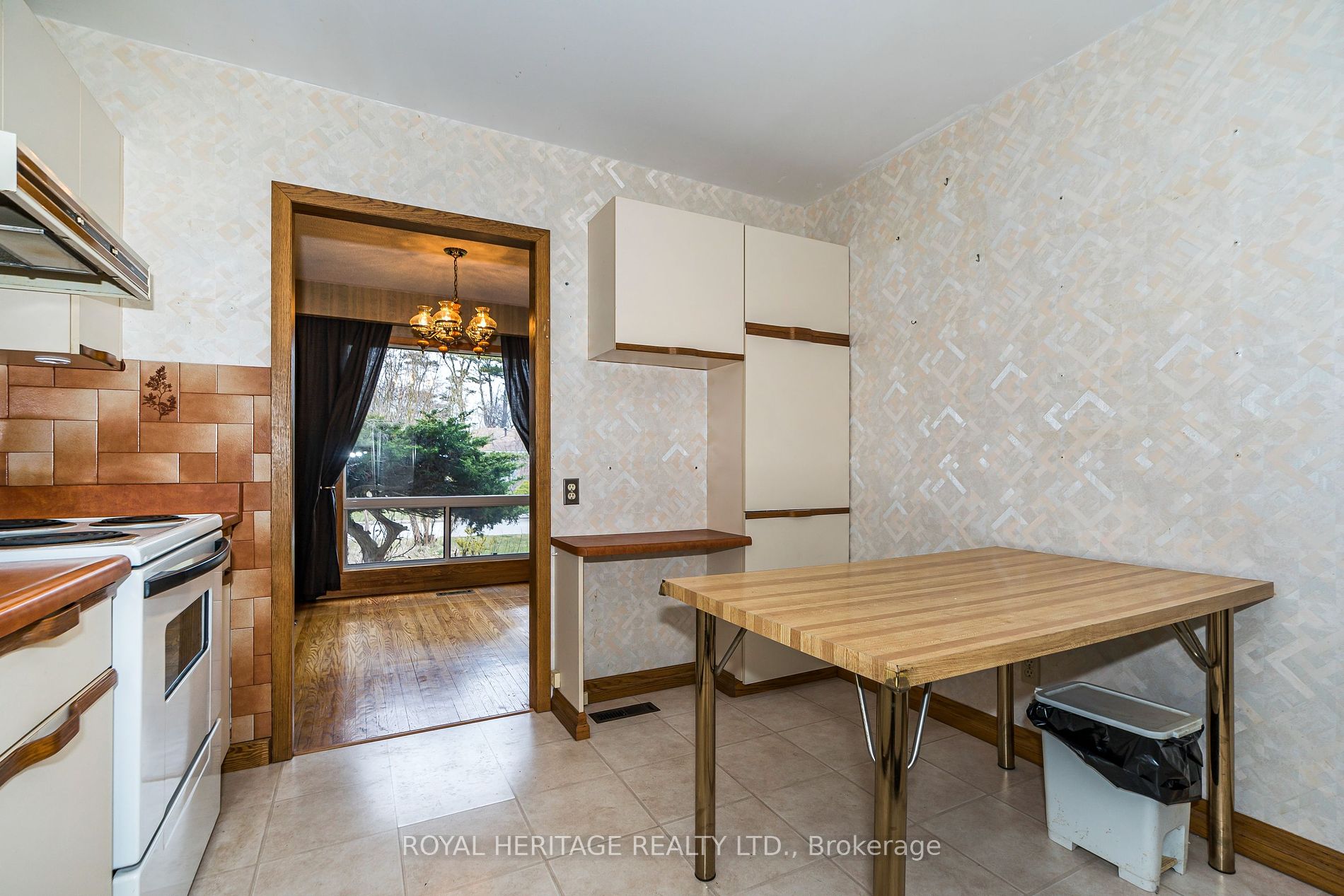 951 Essa Crescent