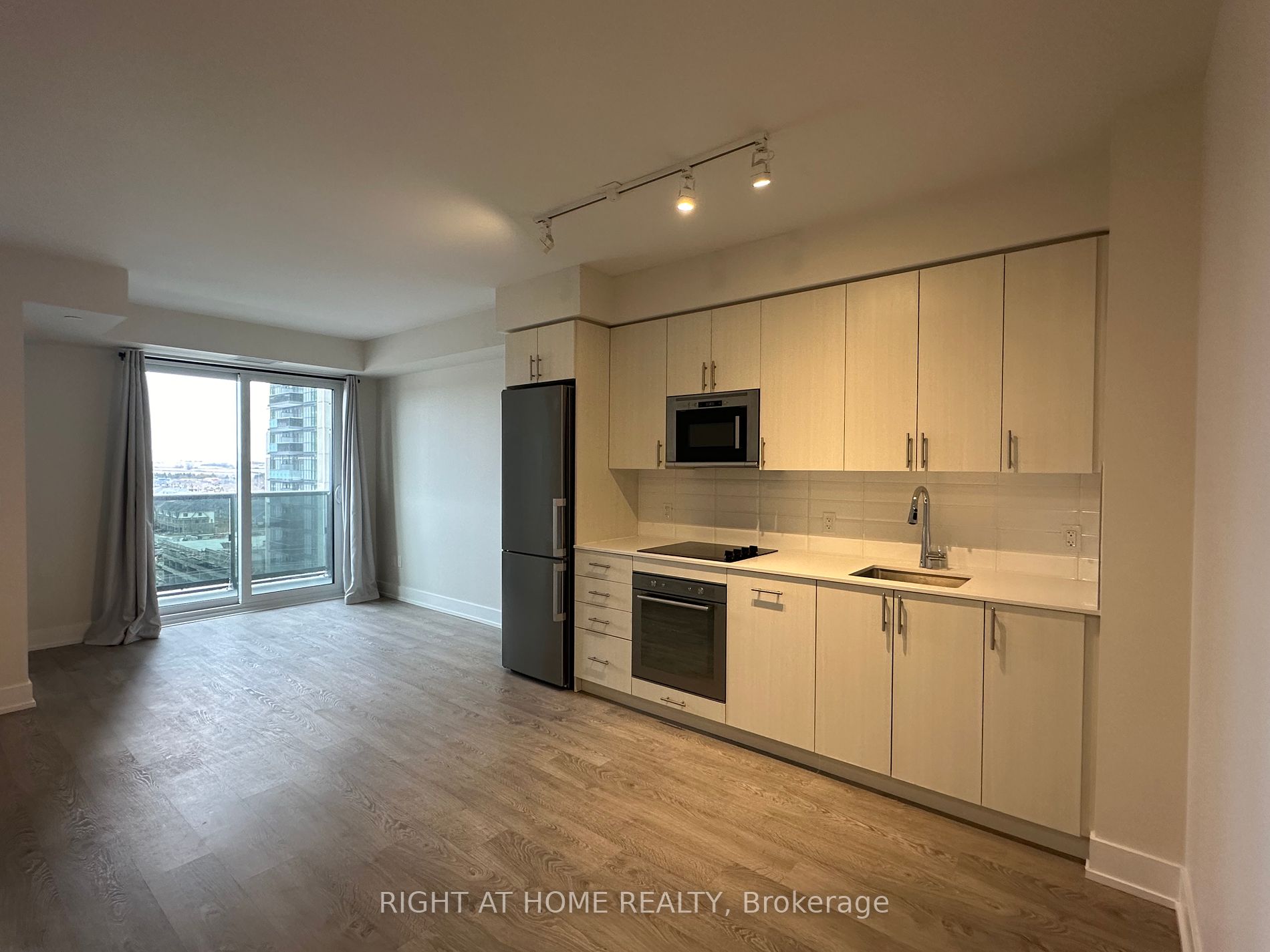 2550 Simcoe St N, #910
