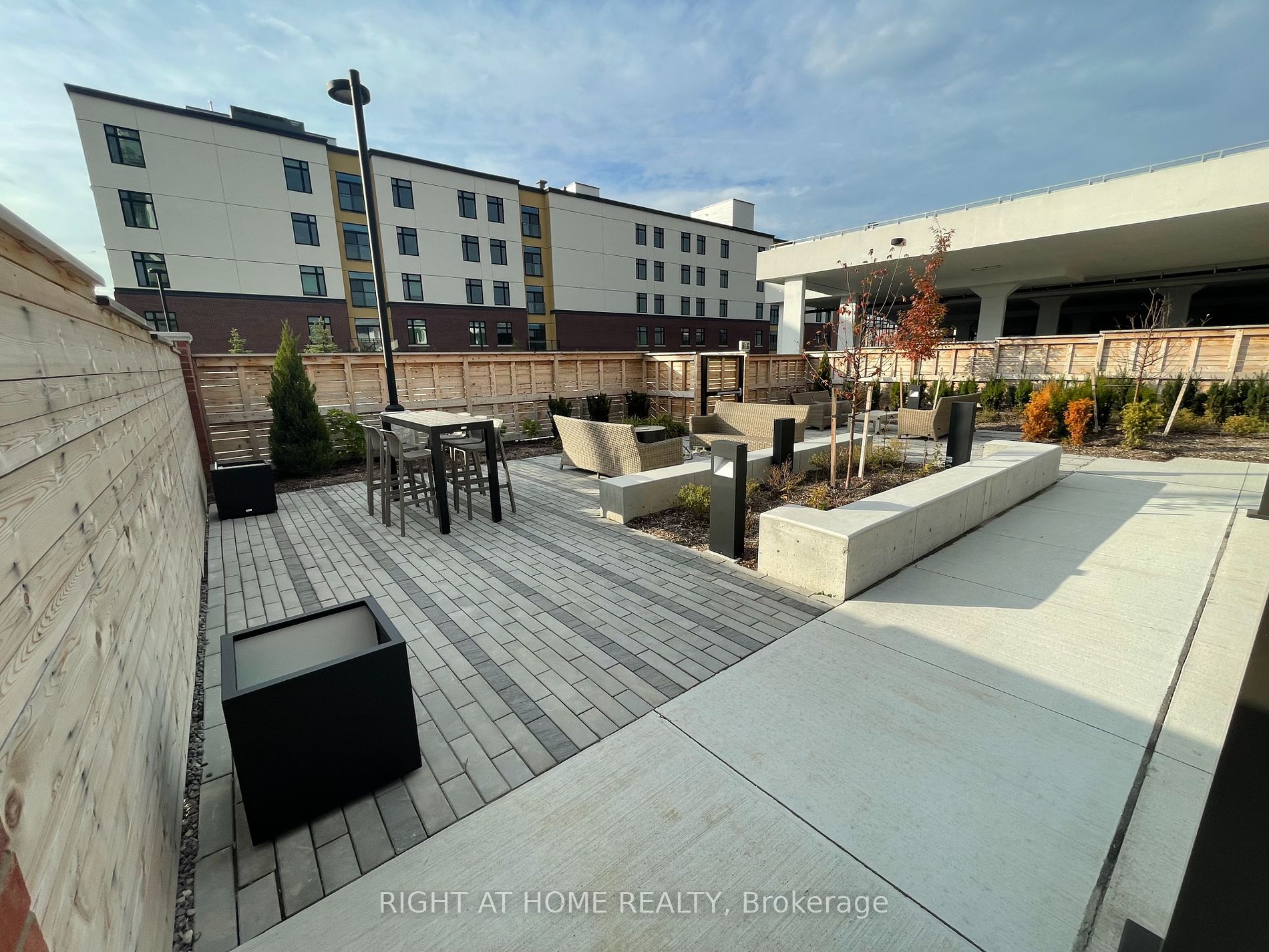 2550 Simcoe St N, #910