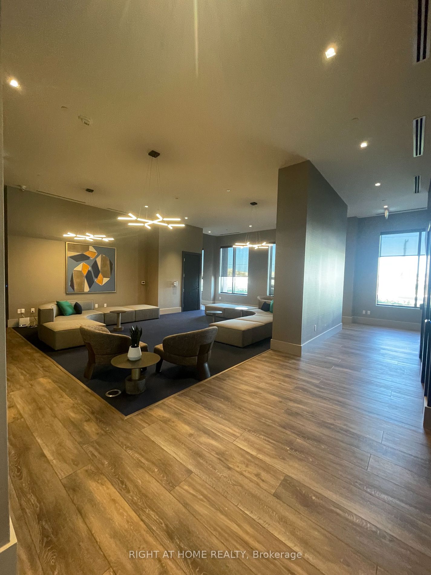 2550 Simcoe St N, #910