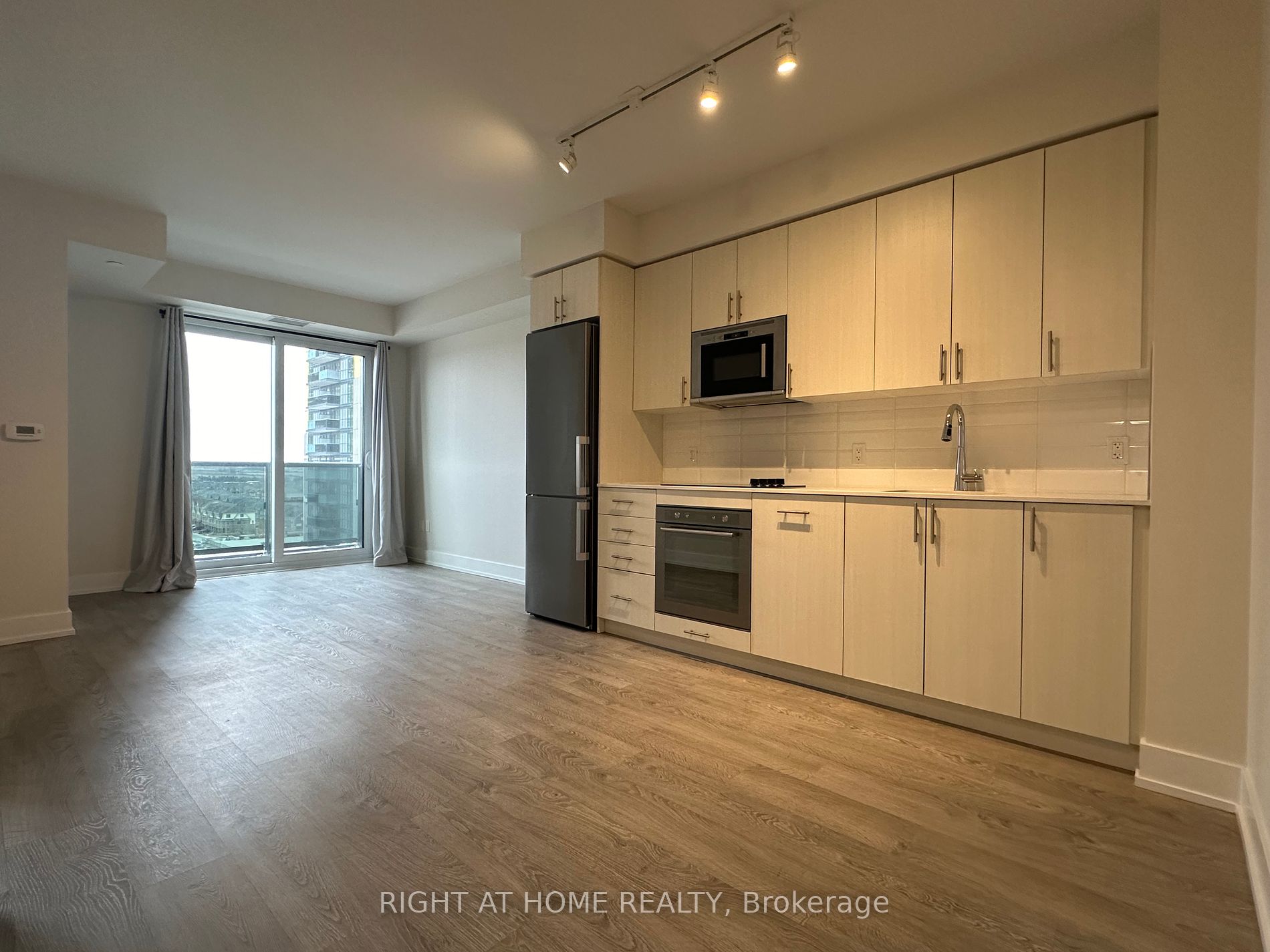2550 Simcoe St N, #910