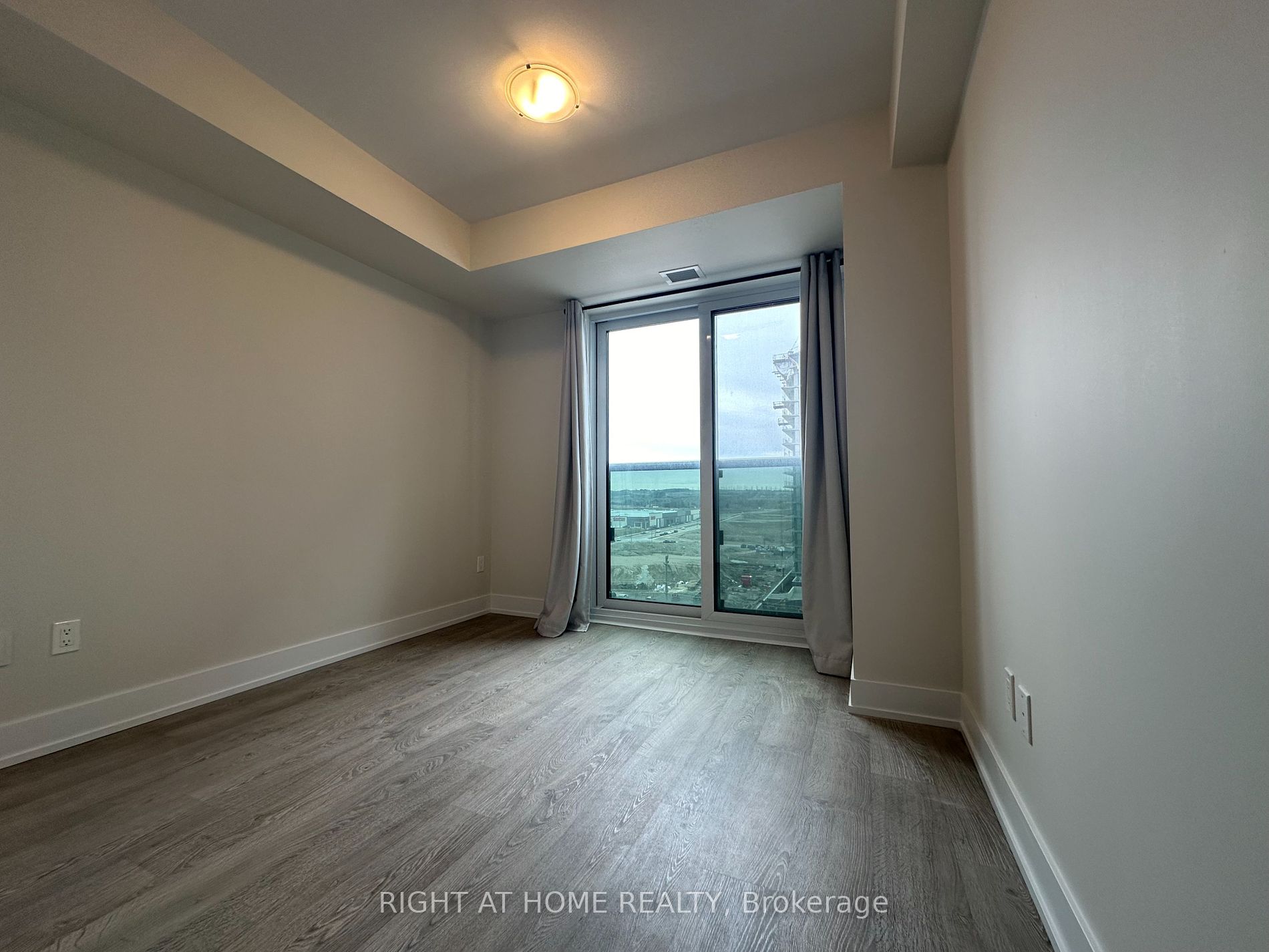 2550 Simcoe St N, #910