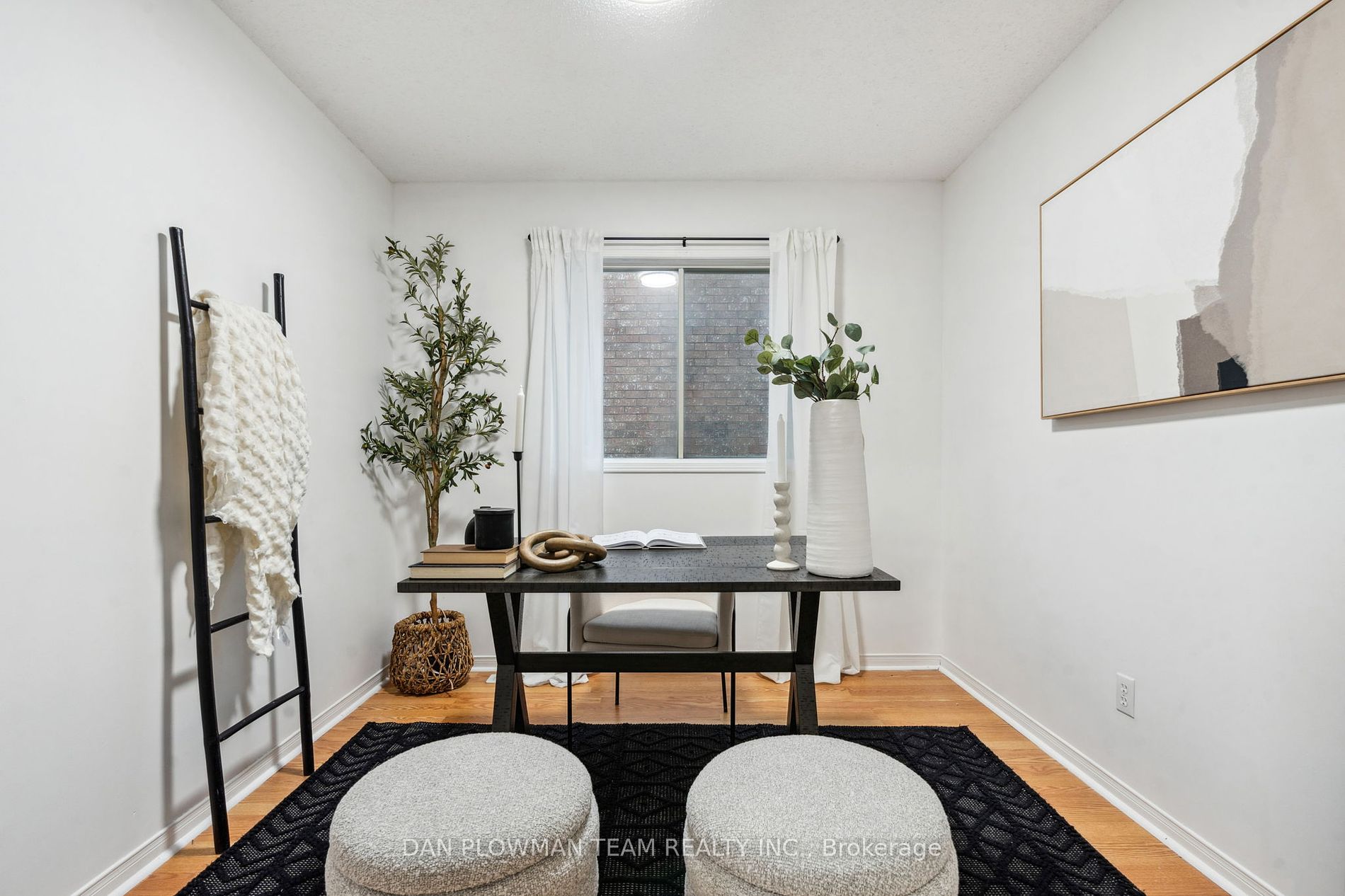 1402 Sandhurst Cres