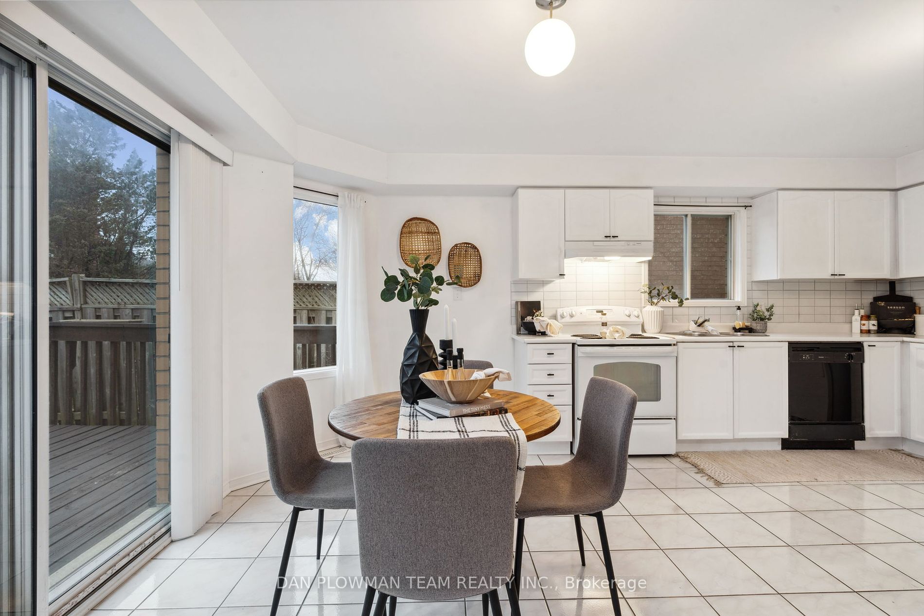 1402 Sandhurst Cres