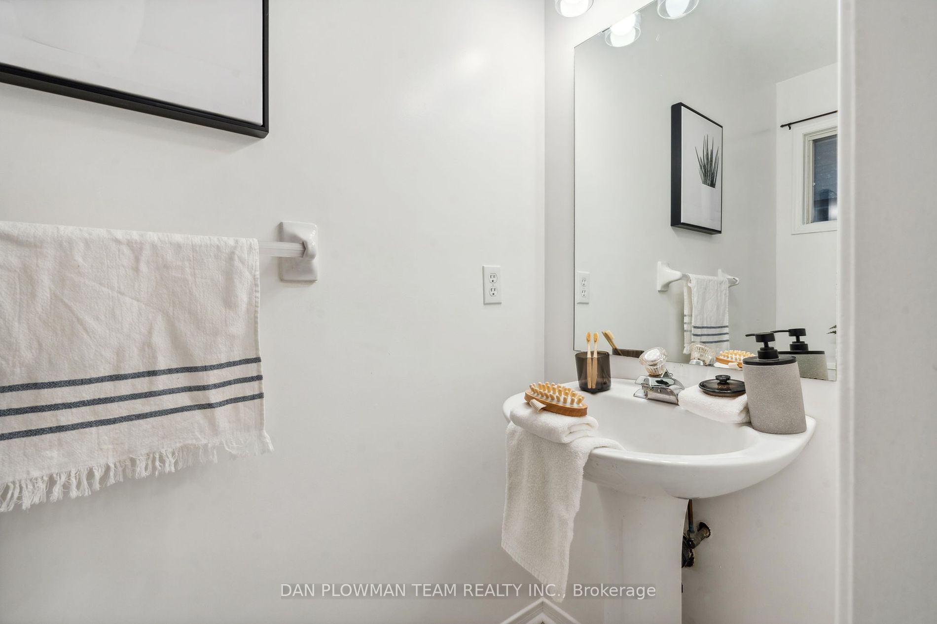1402 Sandhurst Cres