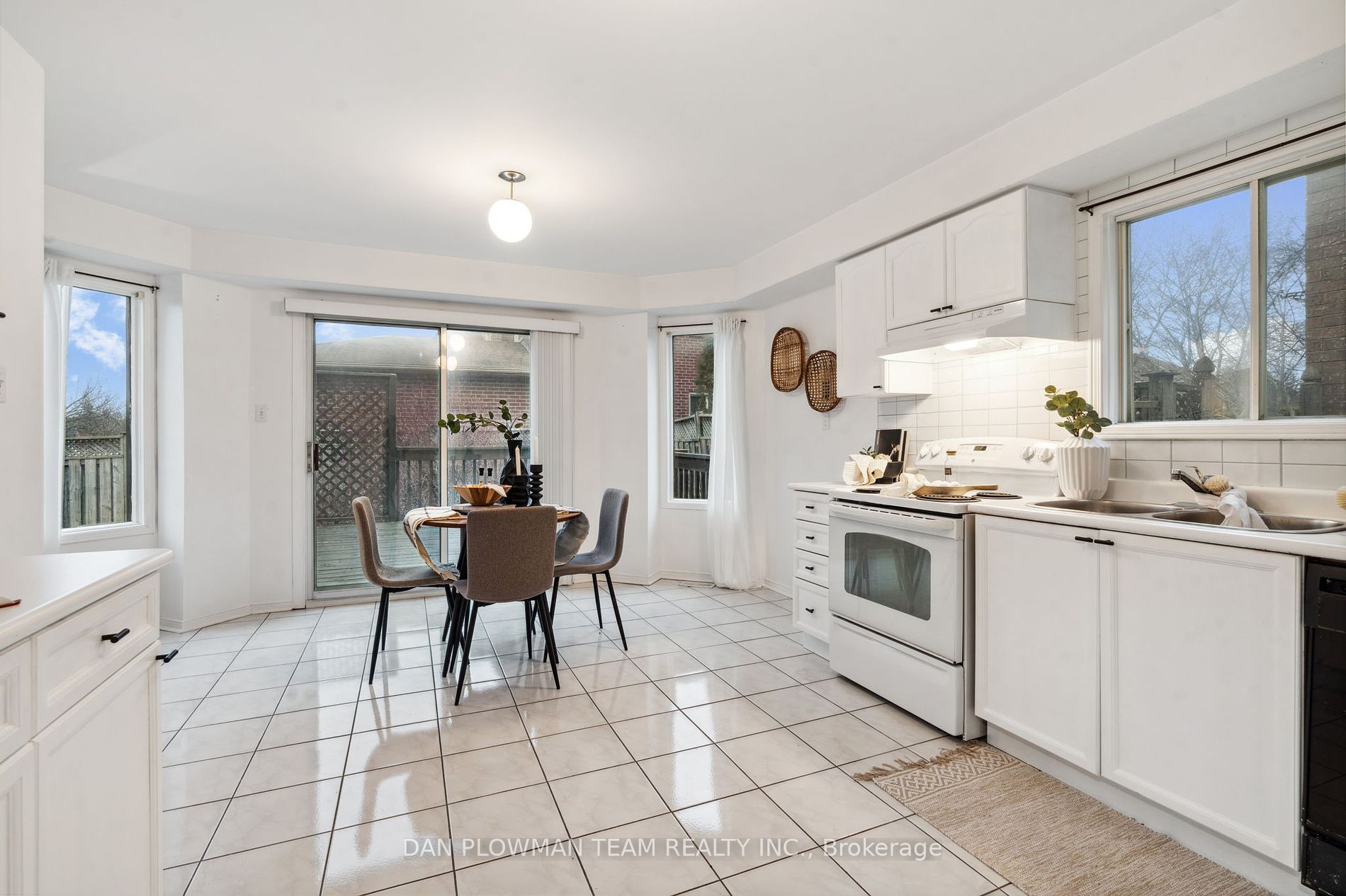 1402 Sandhurst Cres
