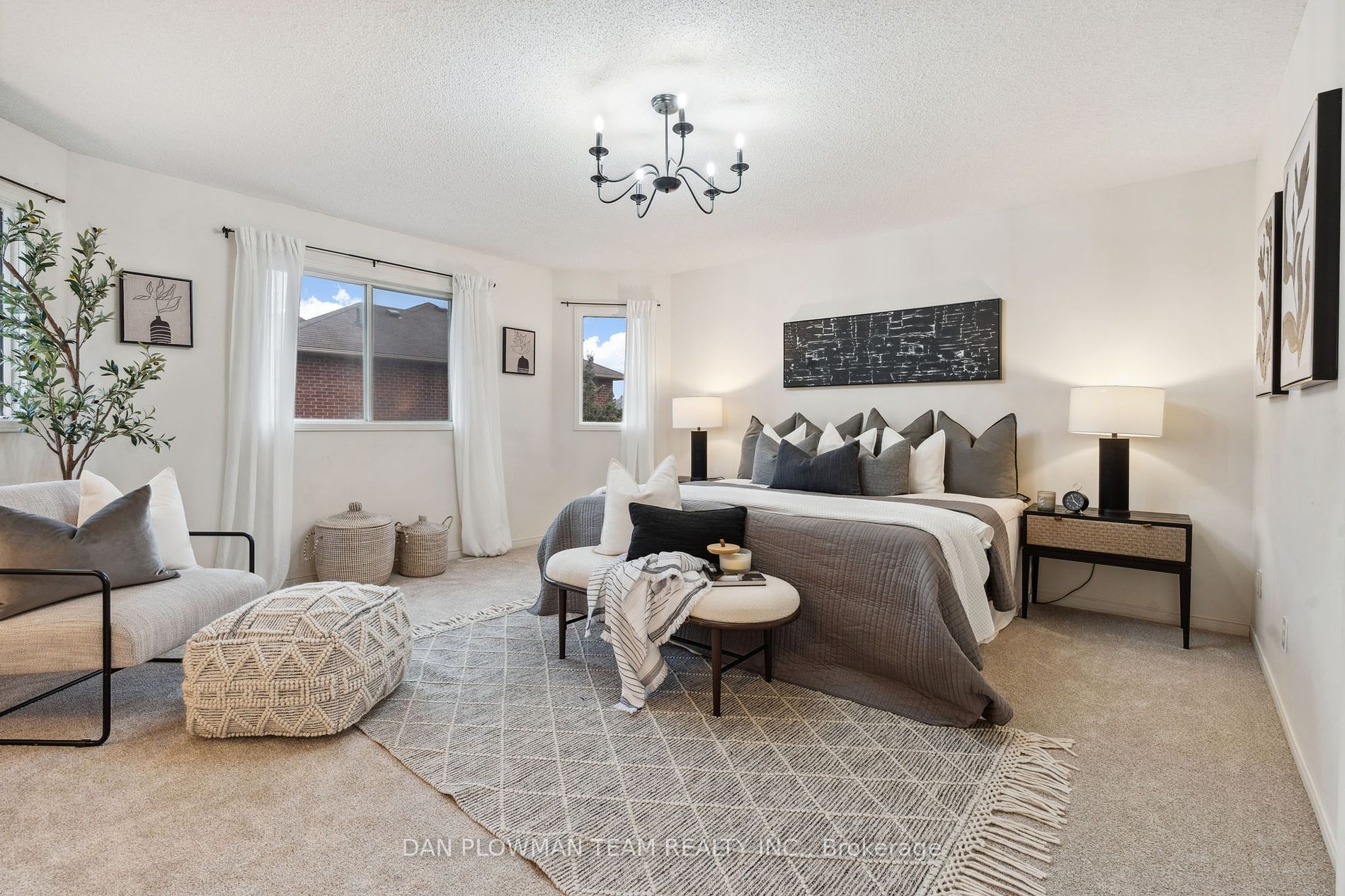 1402 Sandhurst Cres