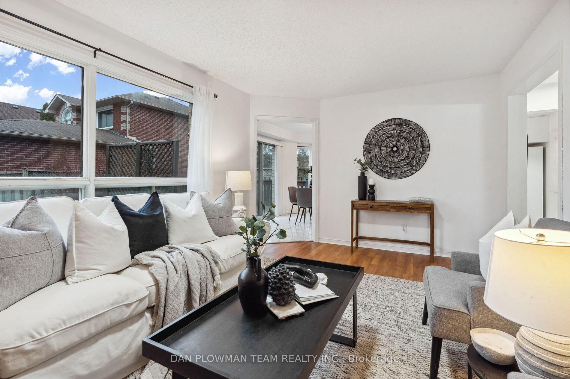 1402 Sandhurst Cres