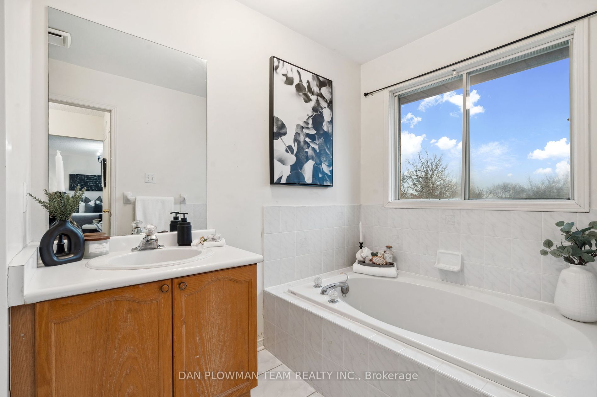 1402 Sandhurst Cres