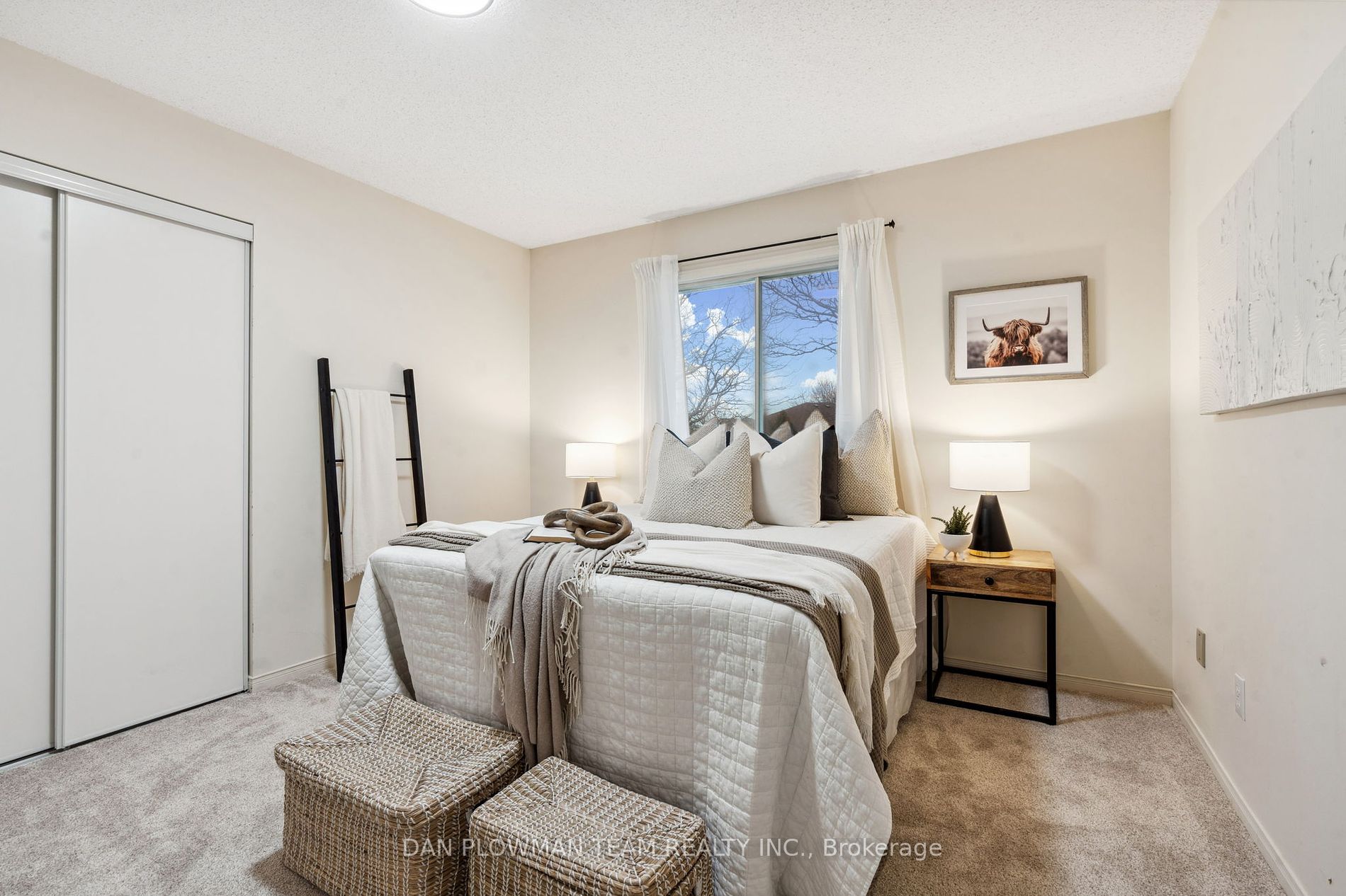 1402 Sandhurst Cres