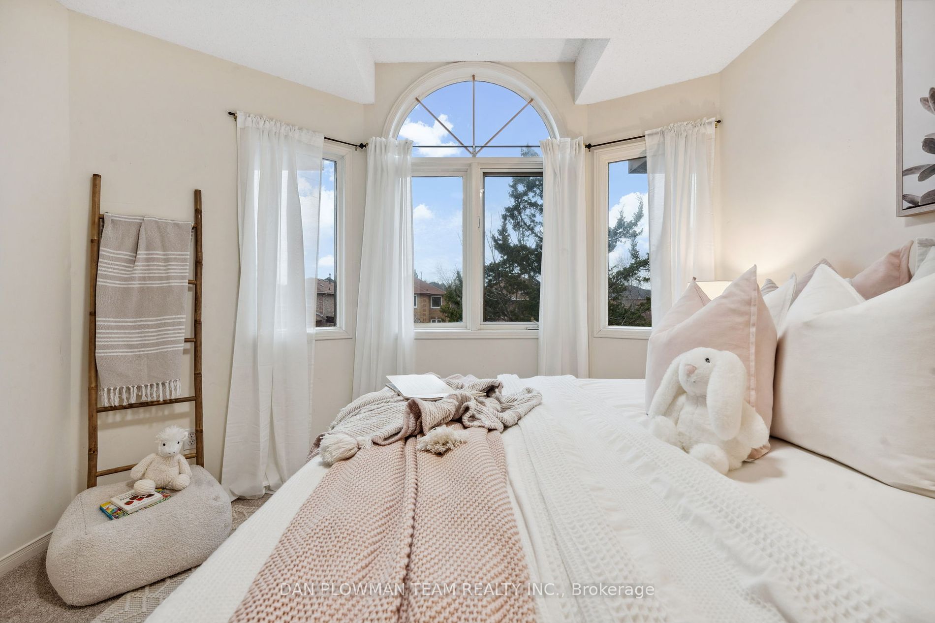 1402 Sandhurst Cres