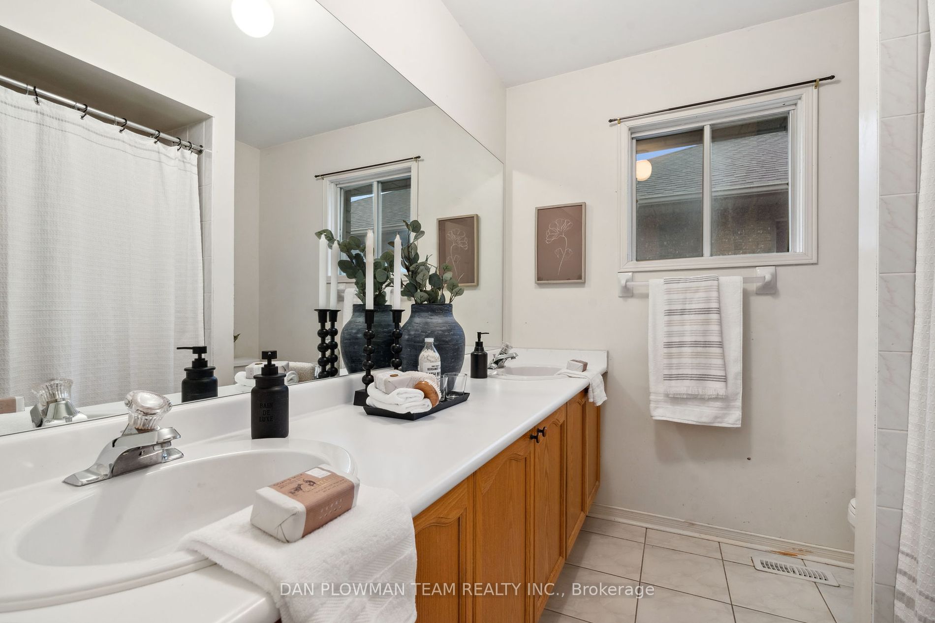 1402 Sandhurst Cres