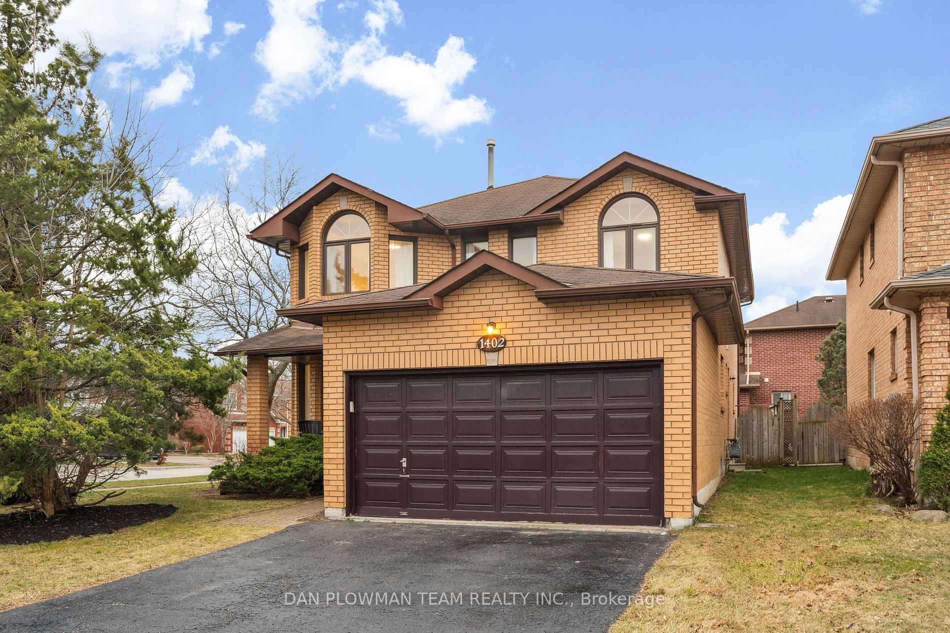 1402 Sandhurst Cres