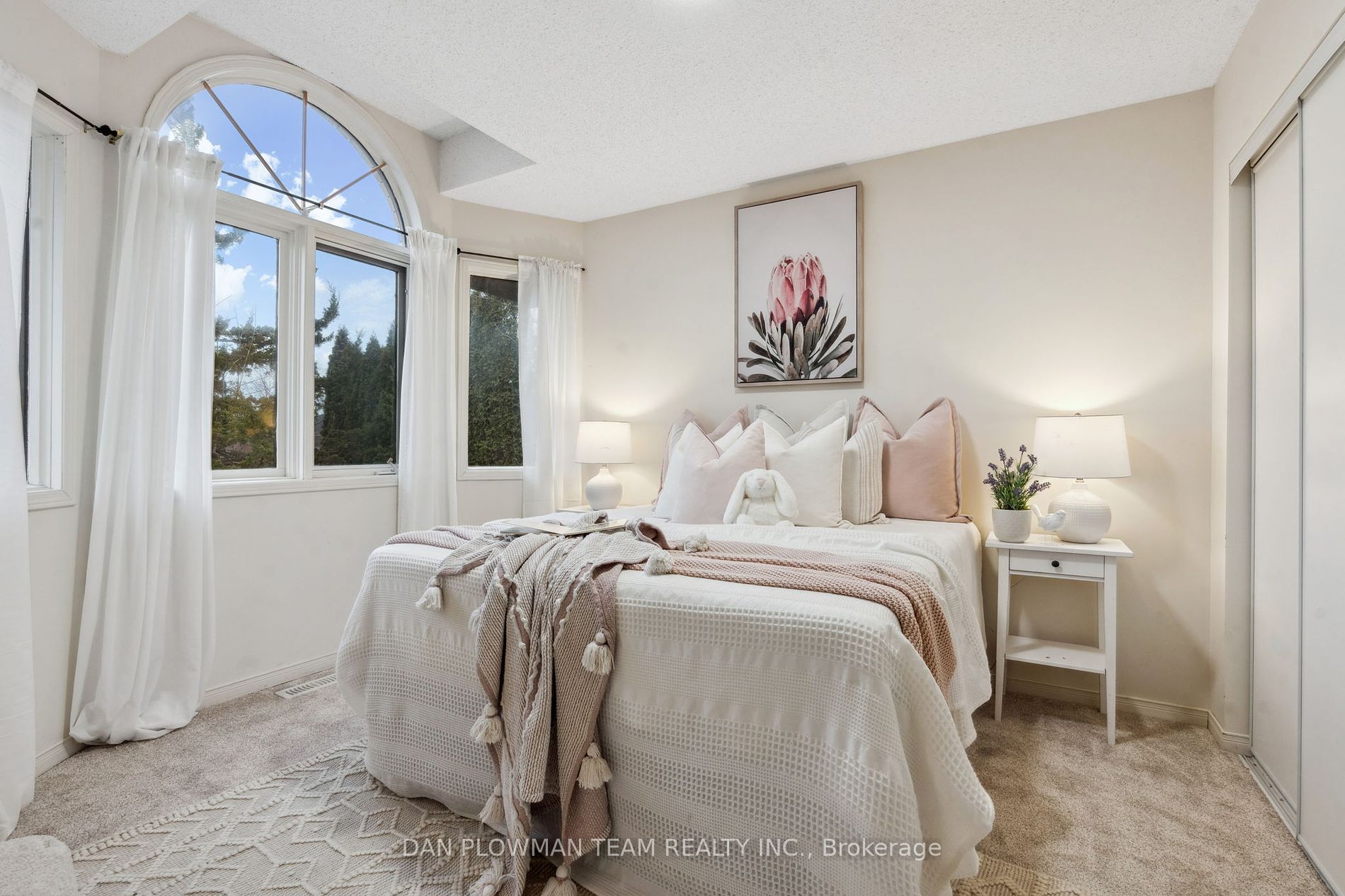 1402 Sandhurst Cres