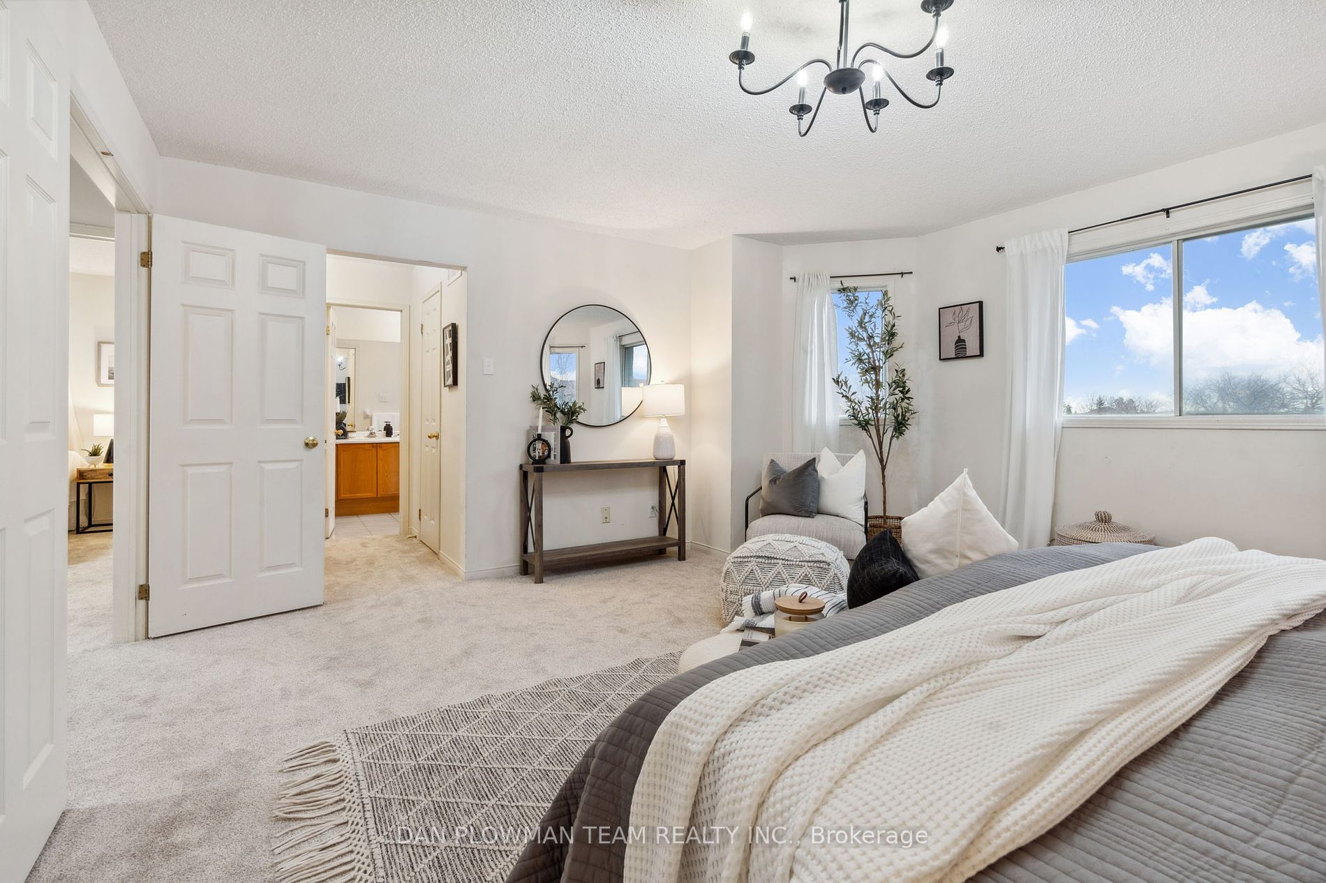1402 Sandhurst Cres