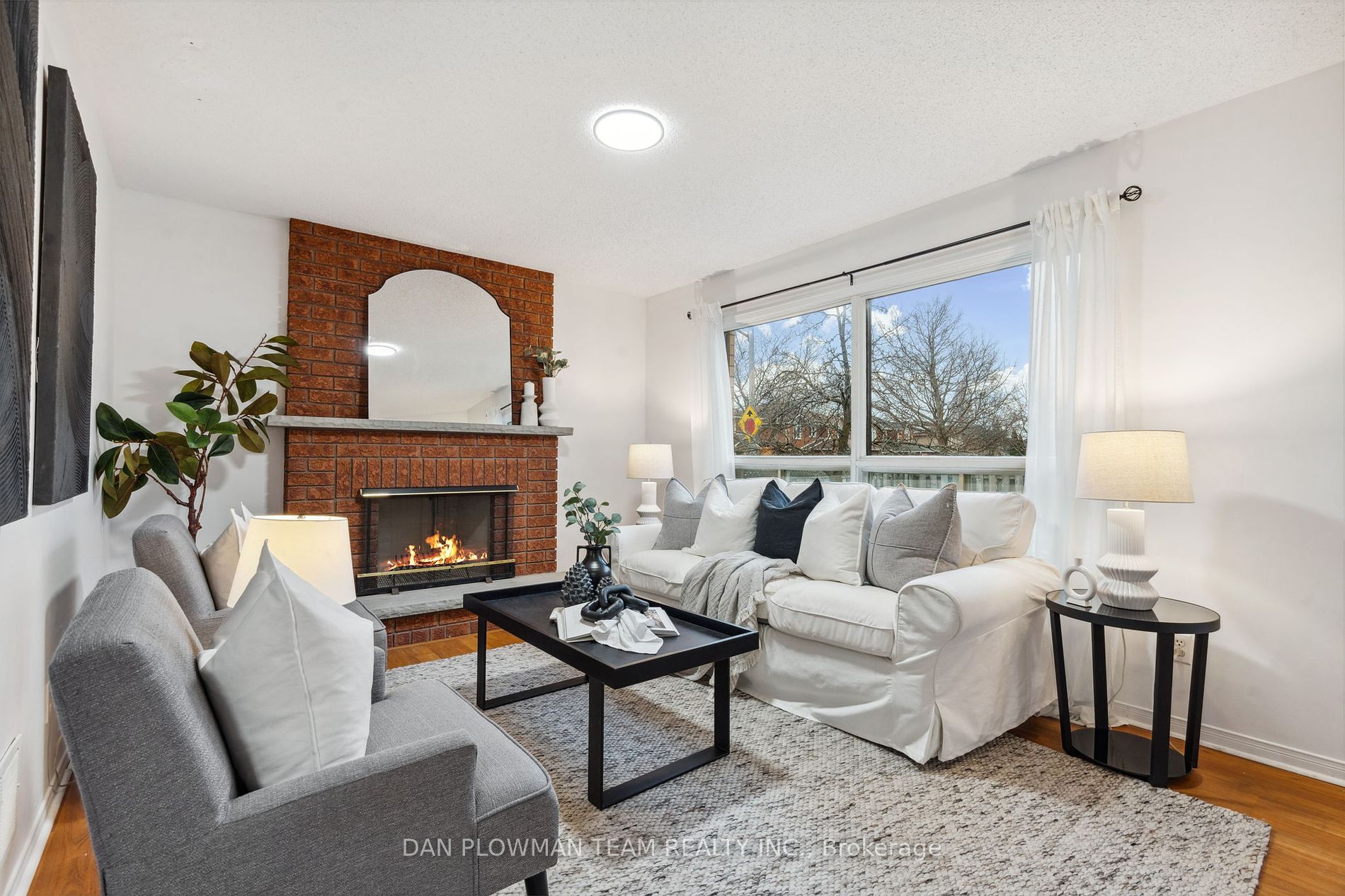 1402 Sandhurst Cres