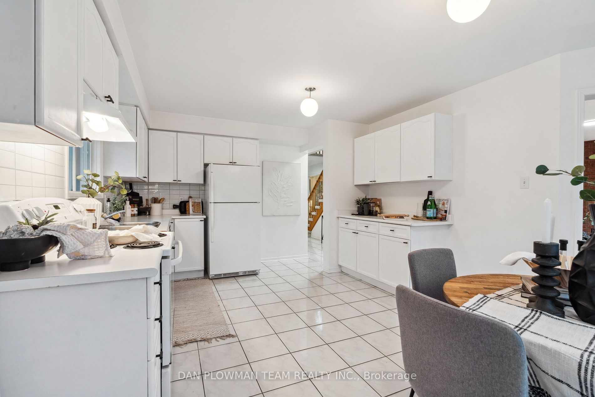 1402 Sandhurst Cres