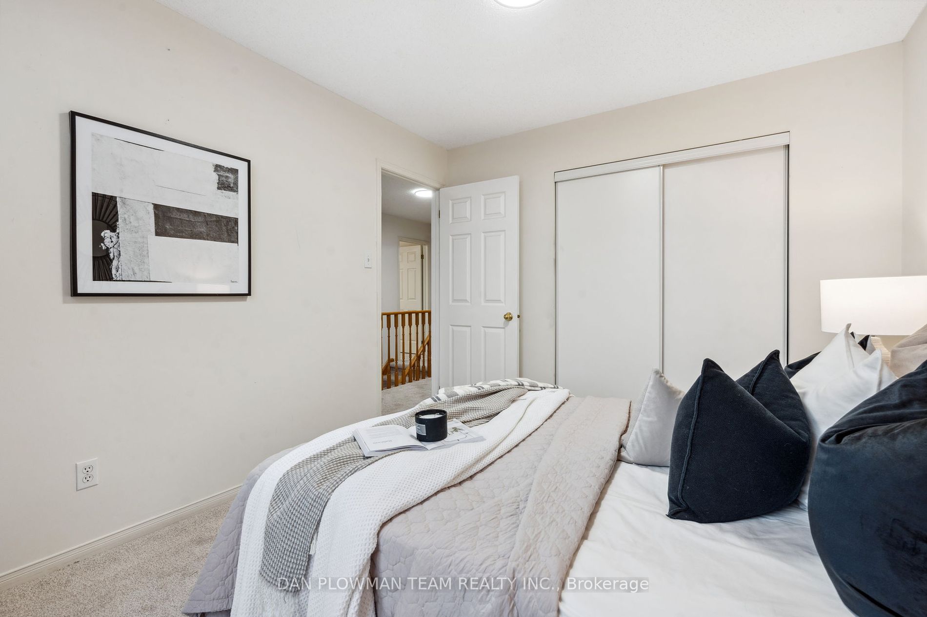 1402 Sandhurst Cres