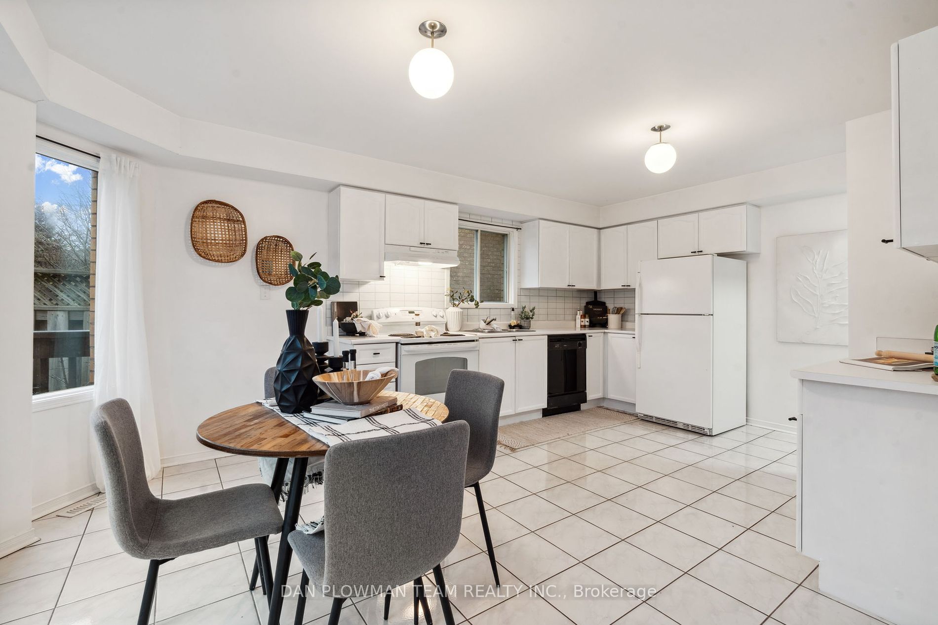 1402 Sandhurst Cres
