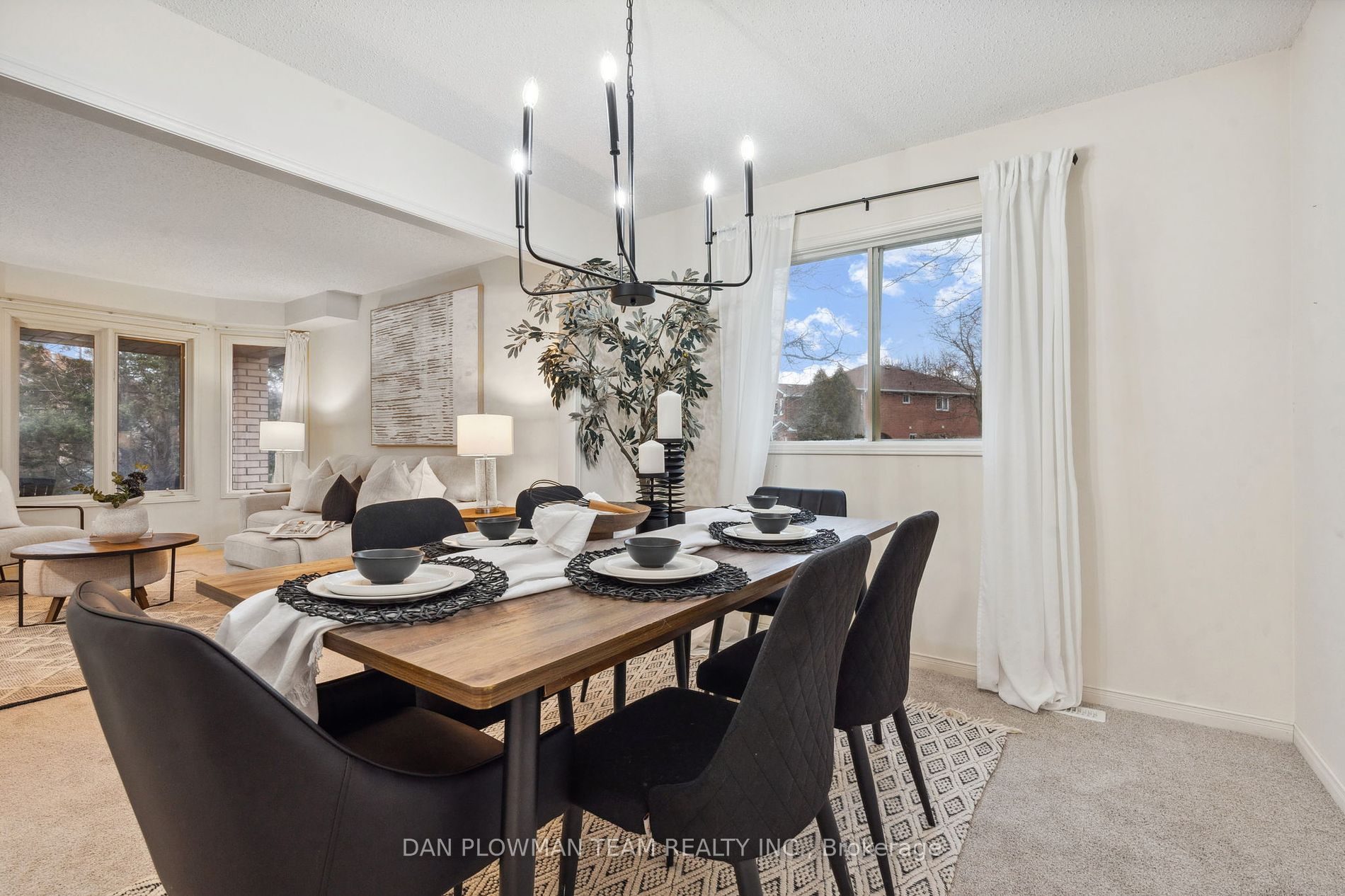 1402 Sandhurst Cres