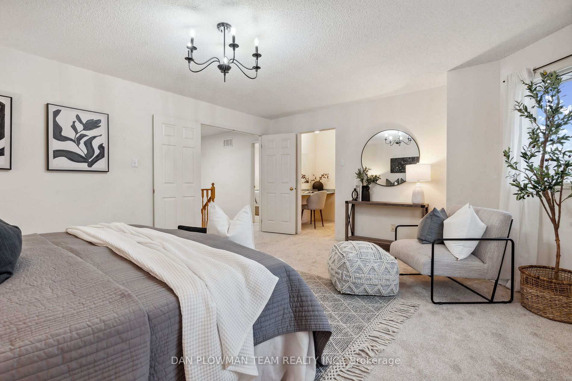 1402 Sandhurst Cres
