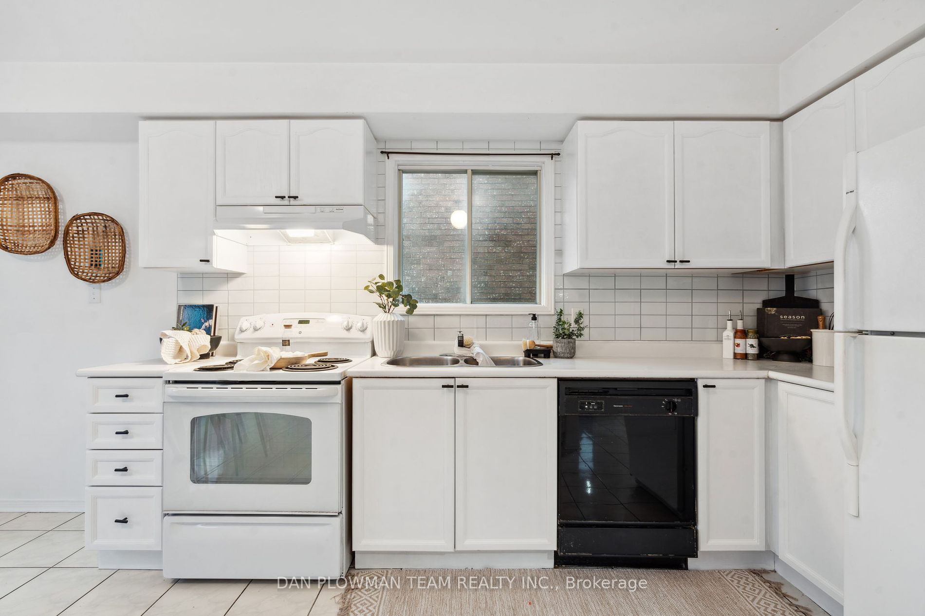 1402 Sandhurst Cres