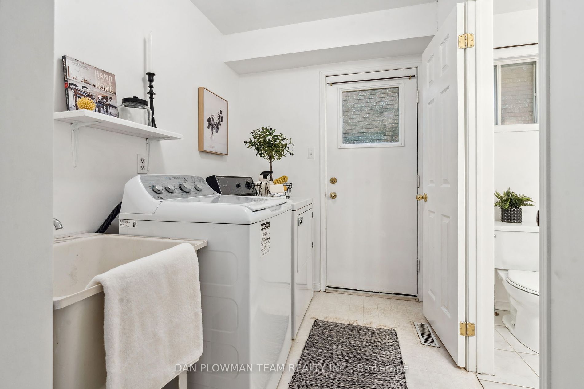 1402 Sandhurst Cres