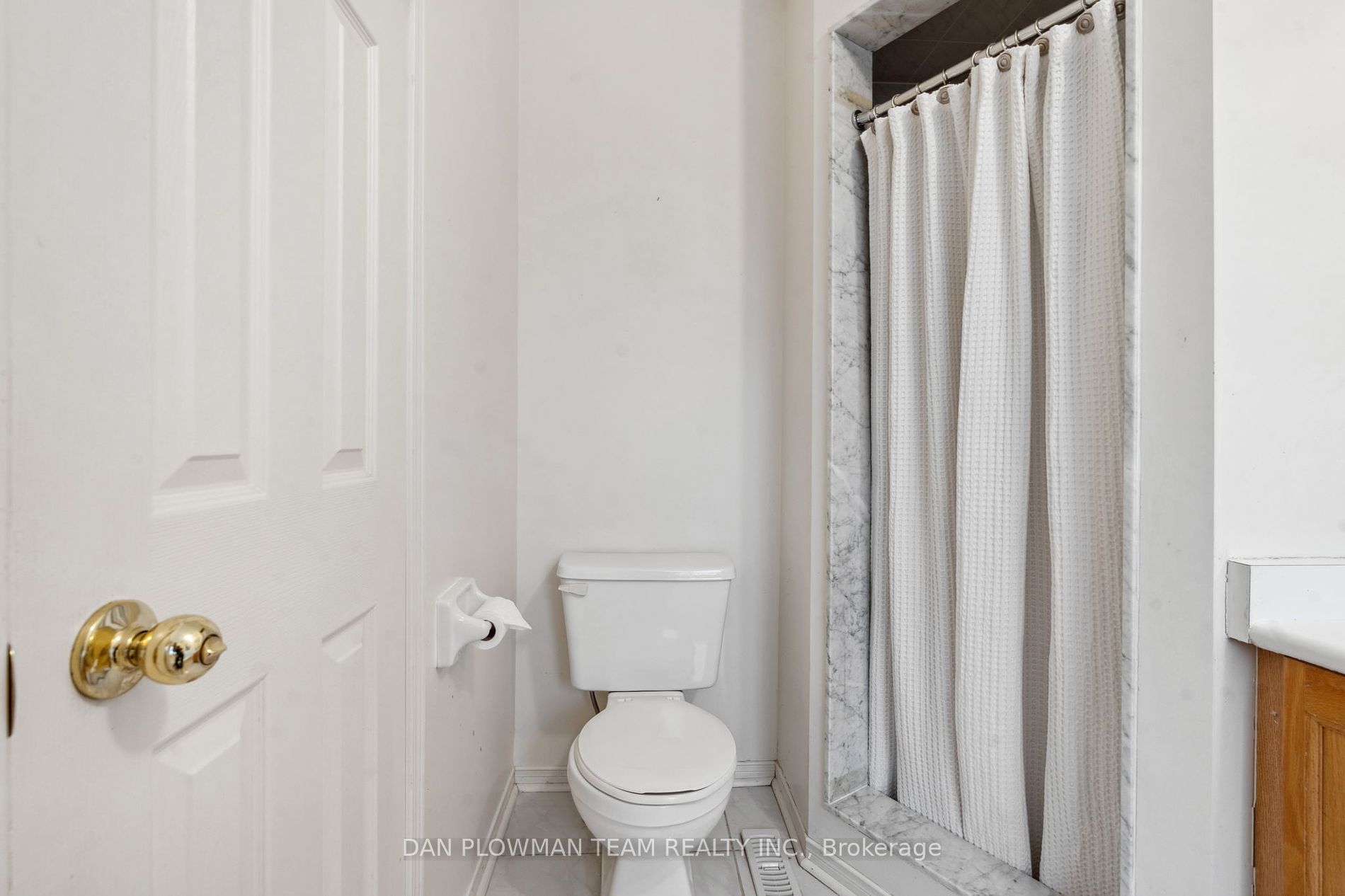 1402 Sandhurst Cres