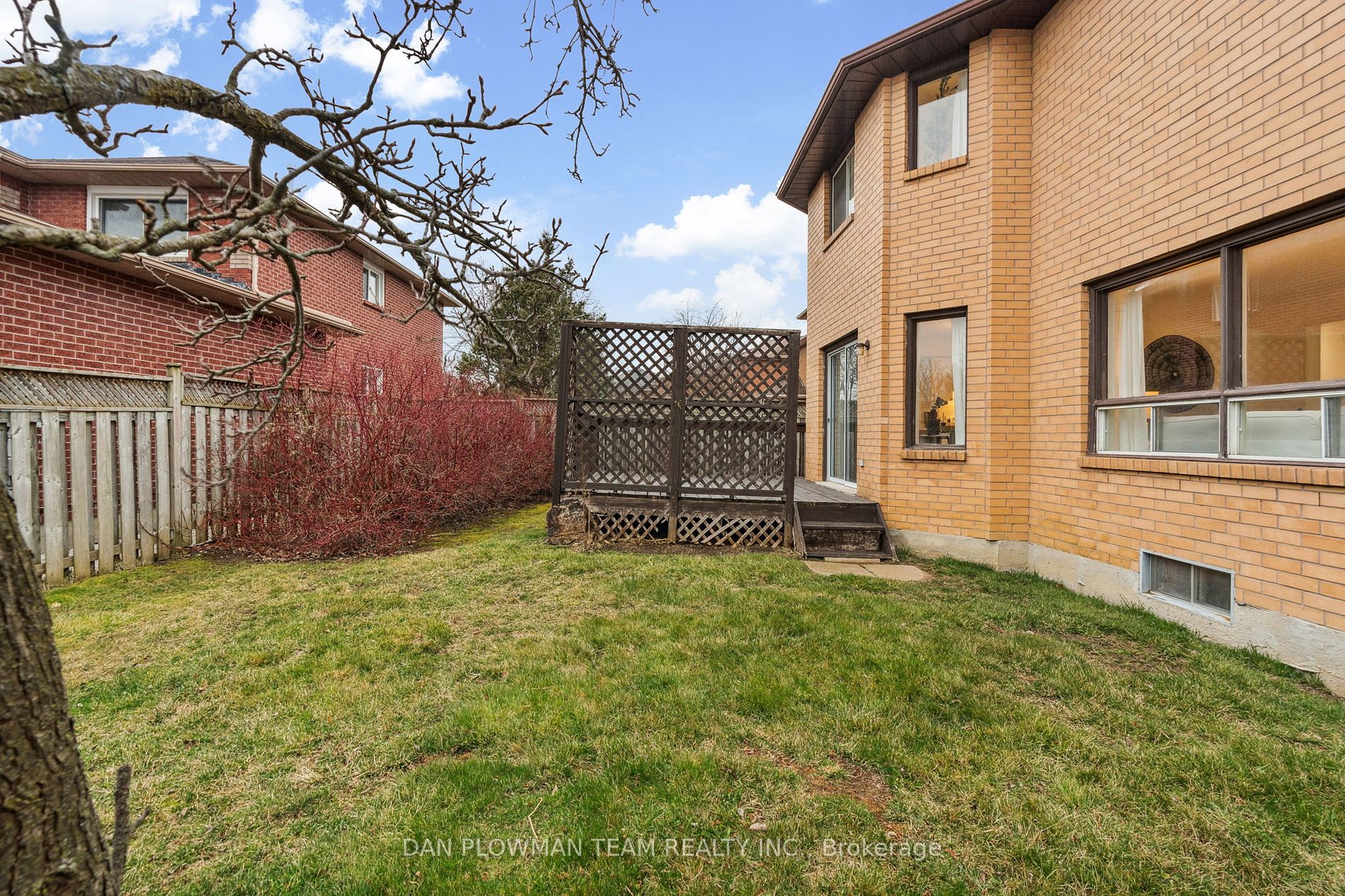 1402 Sandhurst Cres