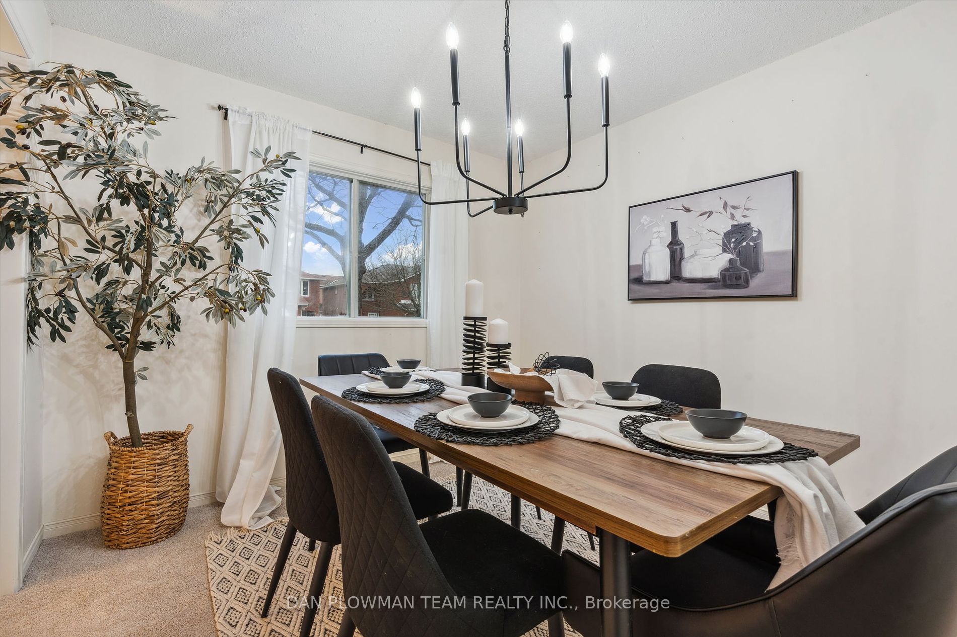 1402 Sandhurst Cres