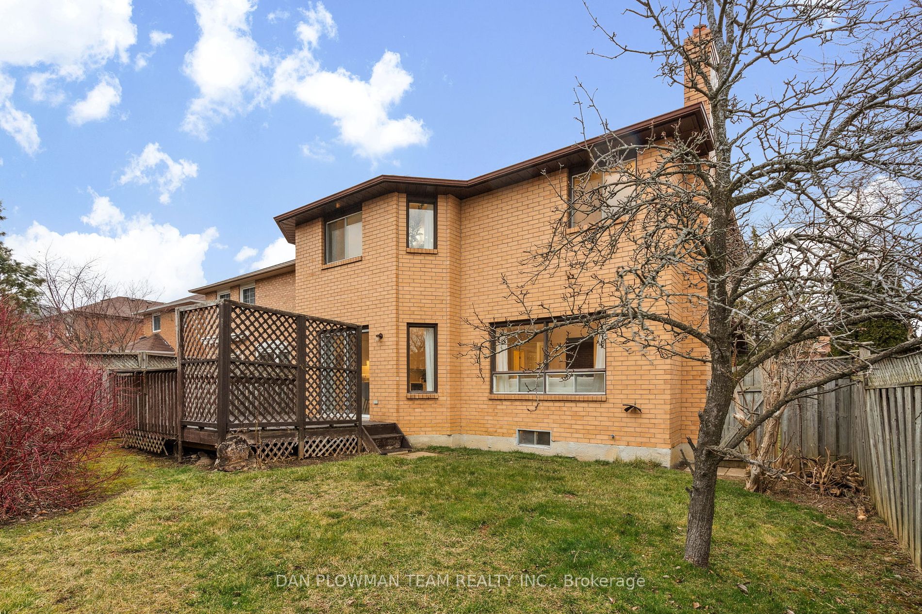 1402 Sandhurst Cres