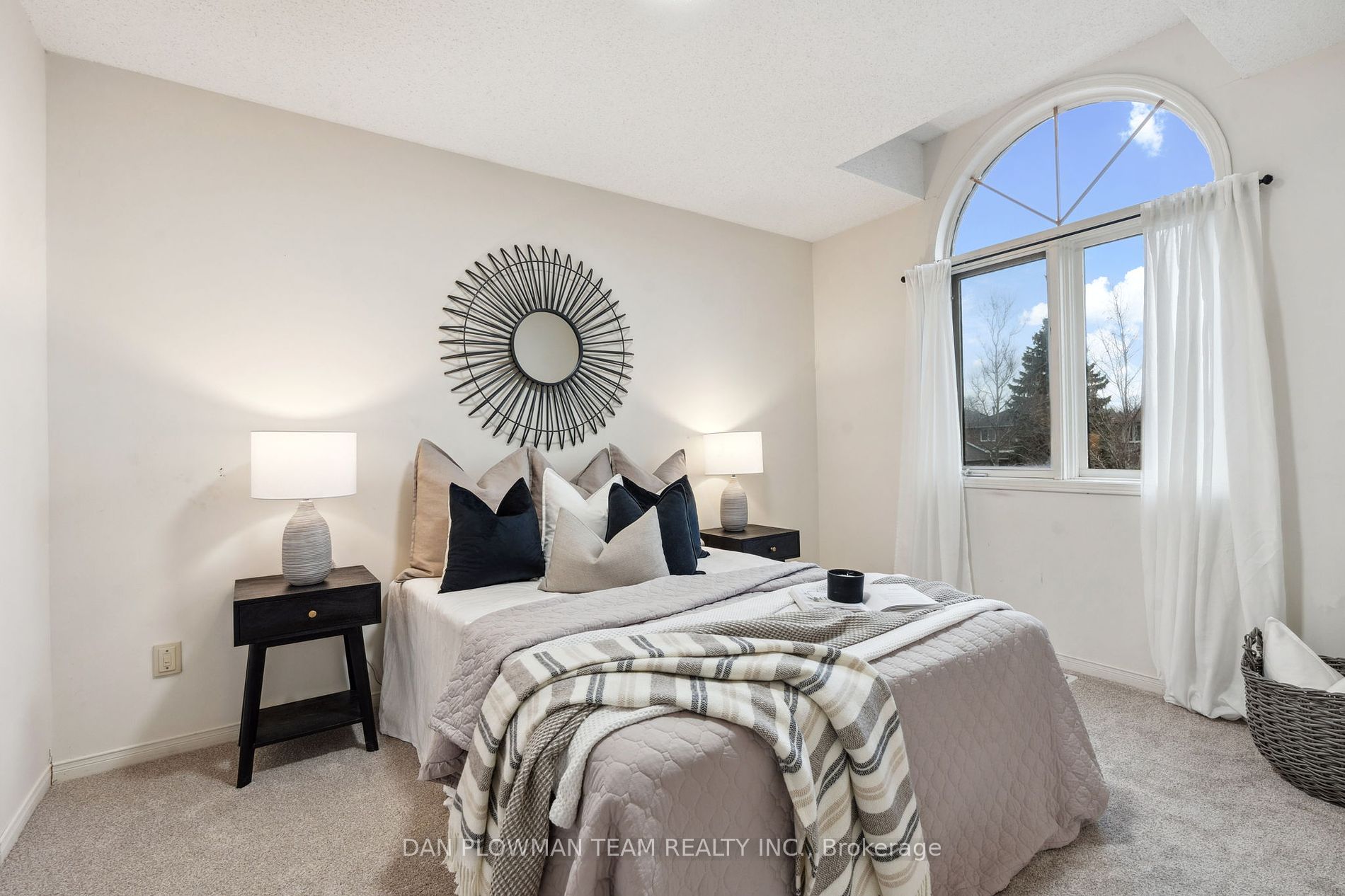 1402 Sandhurst Cres