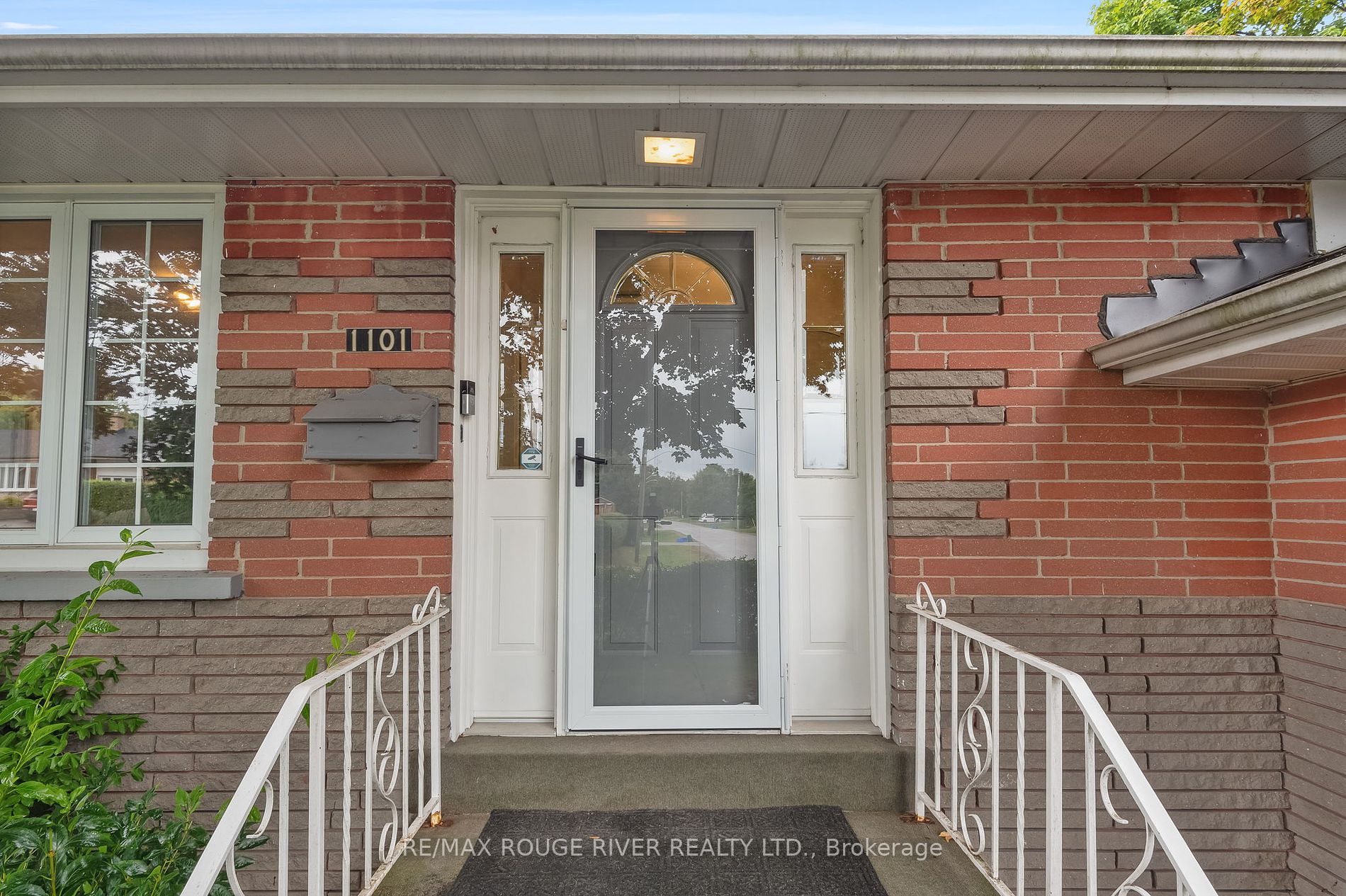1101 Walnut St W