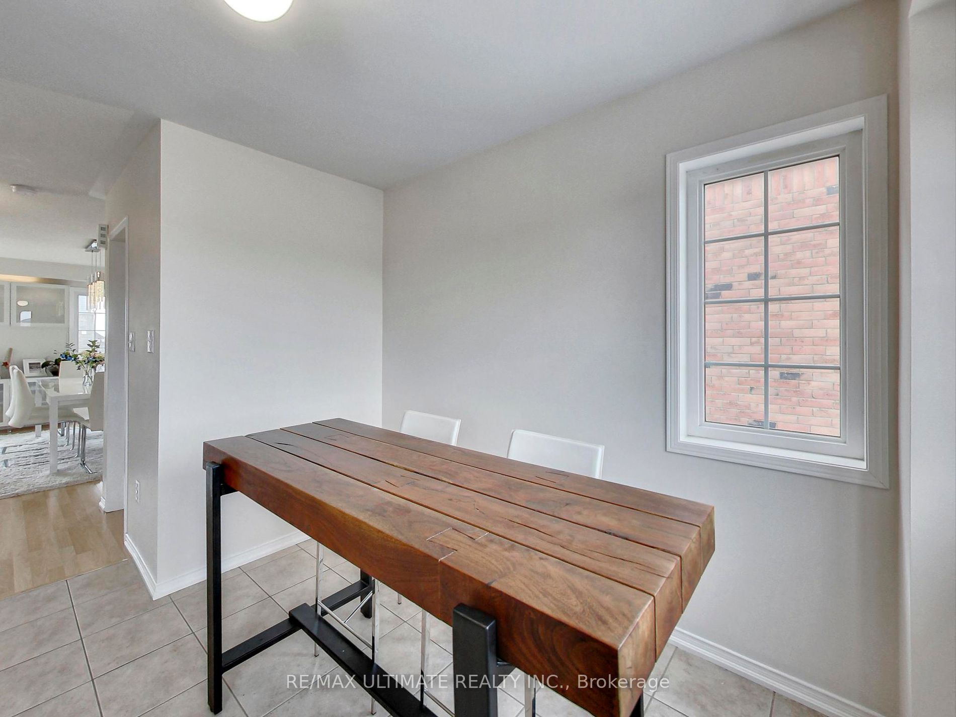 487 Rossland Road E