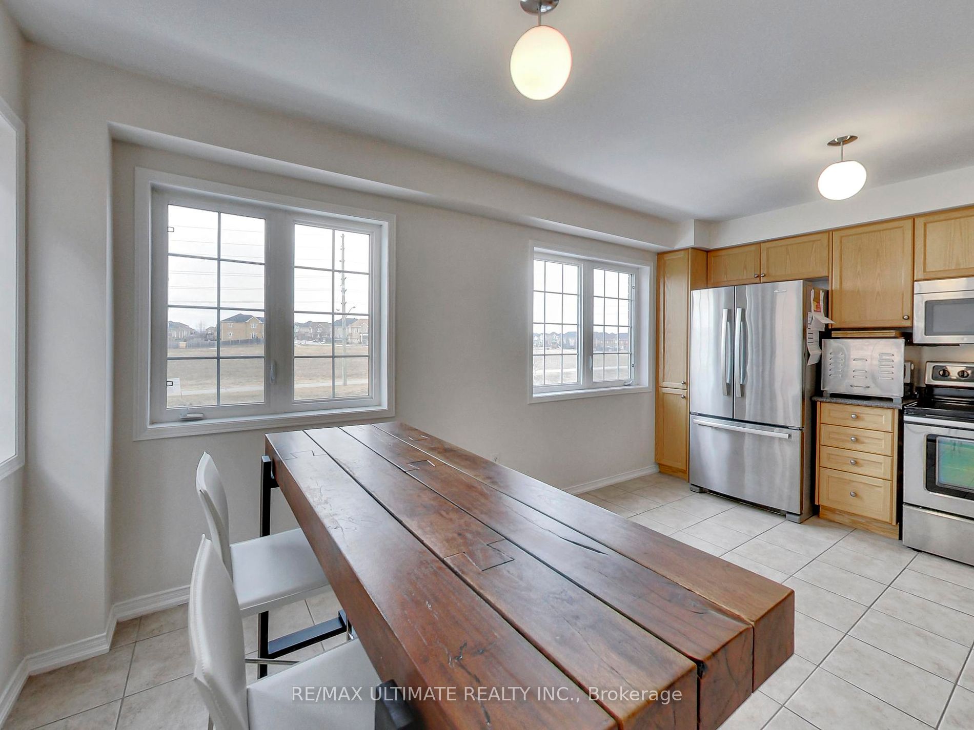 487 Rossland Road E