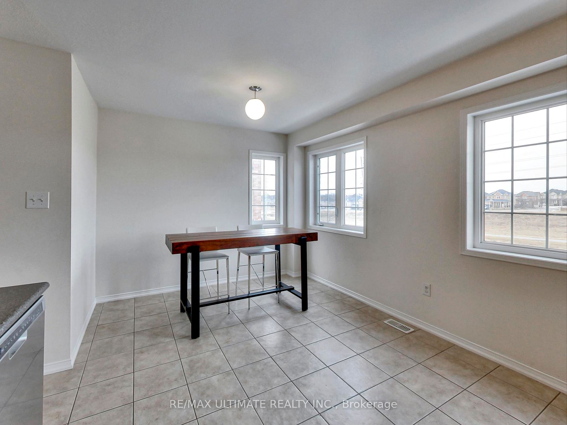 487 Rossland Road E