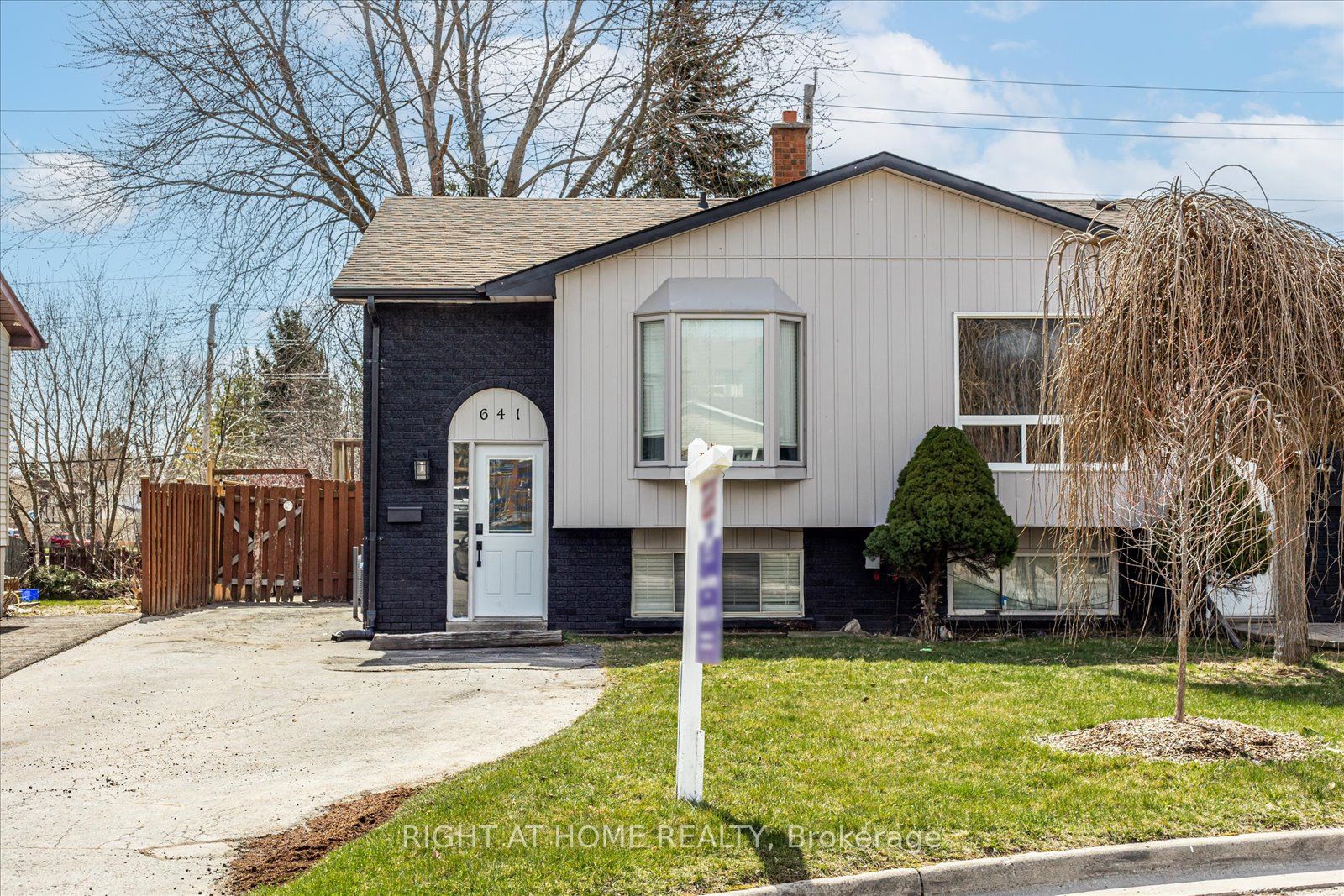 641 Deauville Crt, (MLS® E8221068) See this semidetached house
