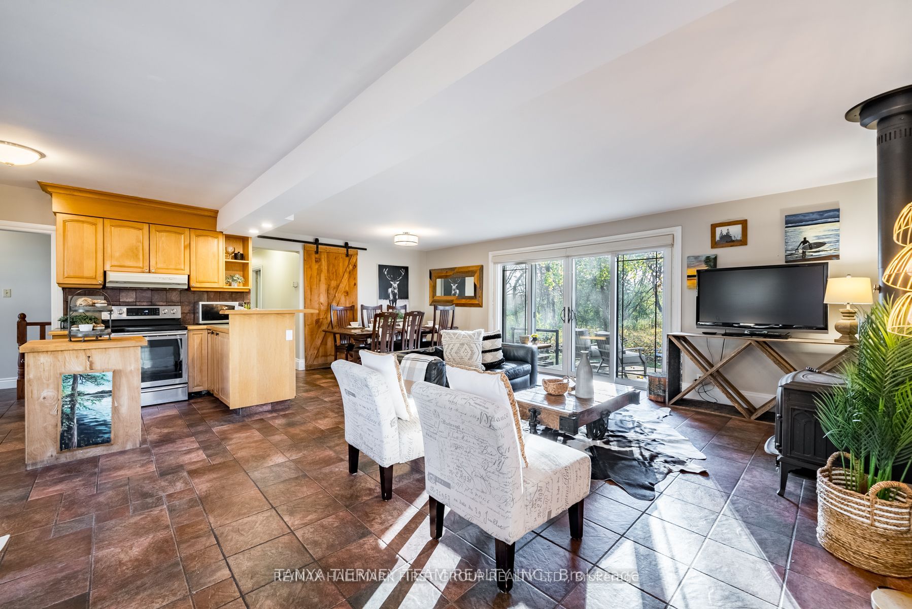 76 Bagot St