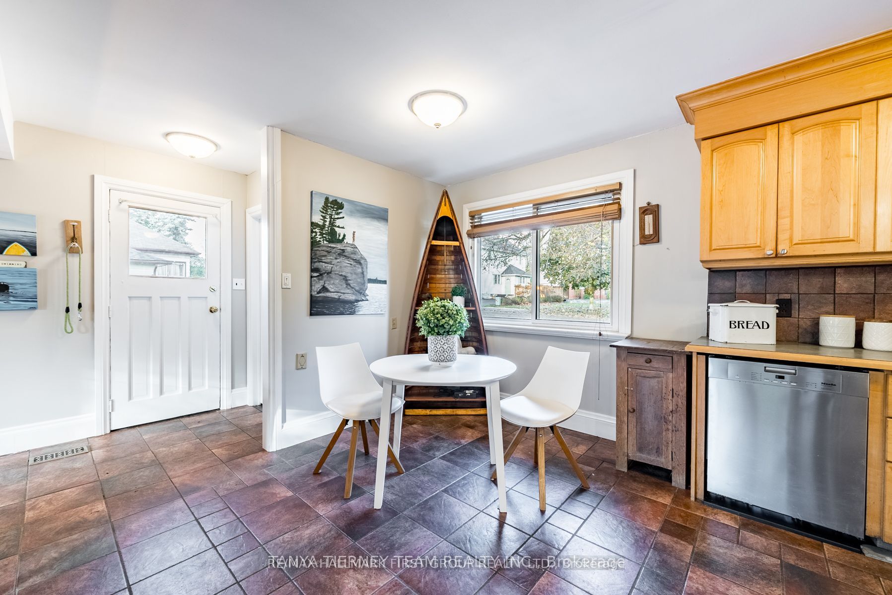 76 Bagot St