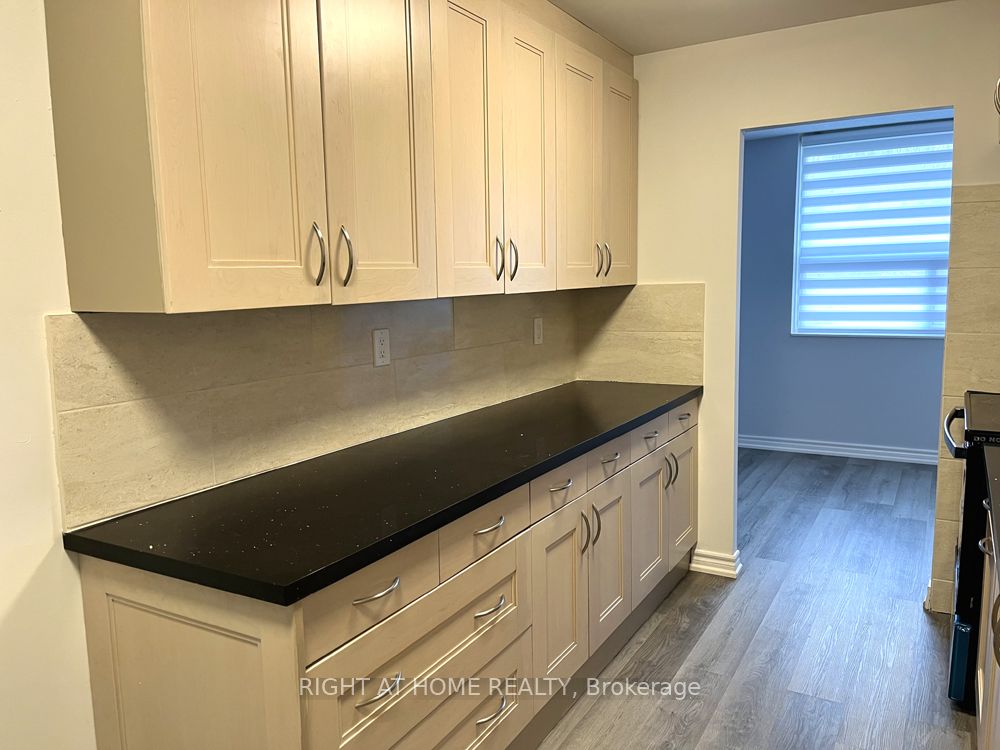 4064 Lawrence Ave E, #207
