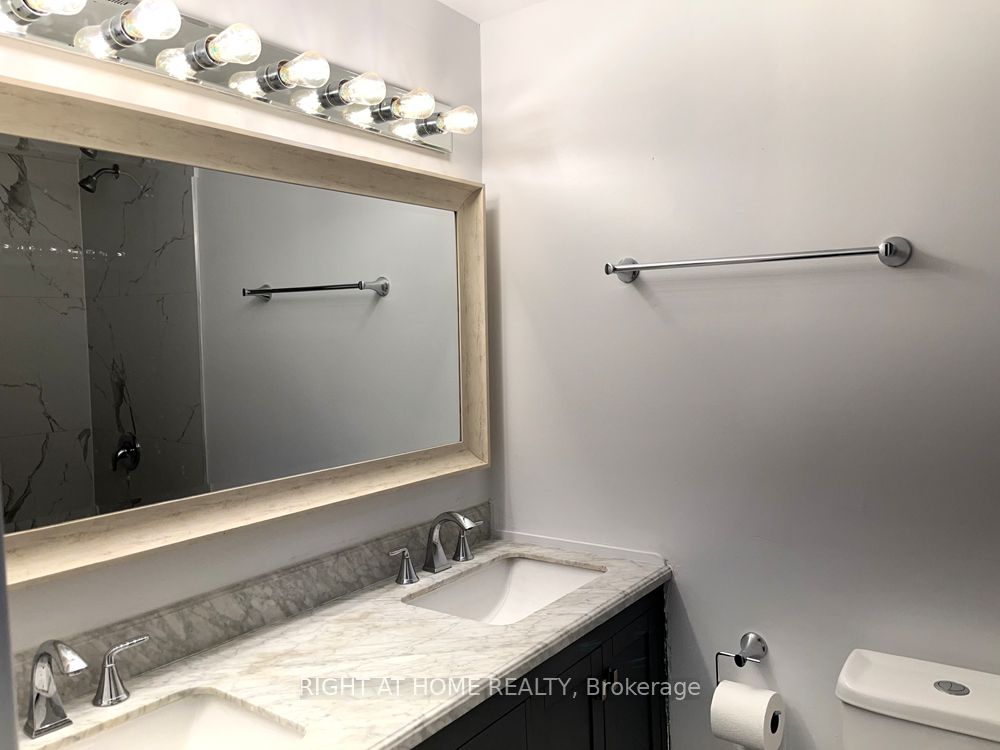 4064 Lawrence Ave E, #207