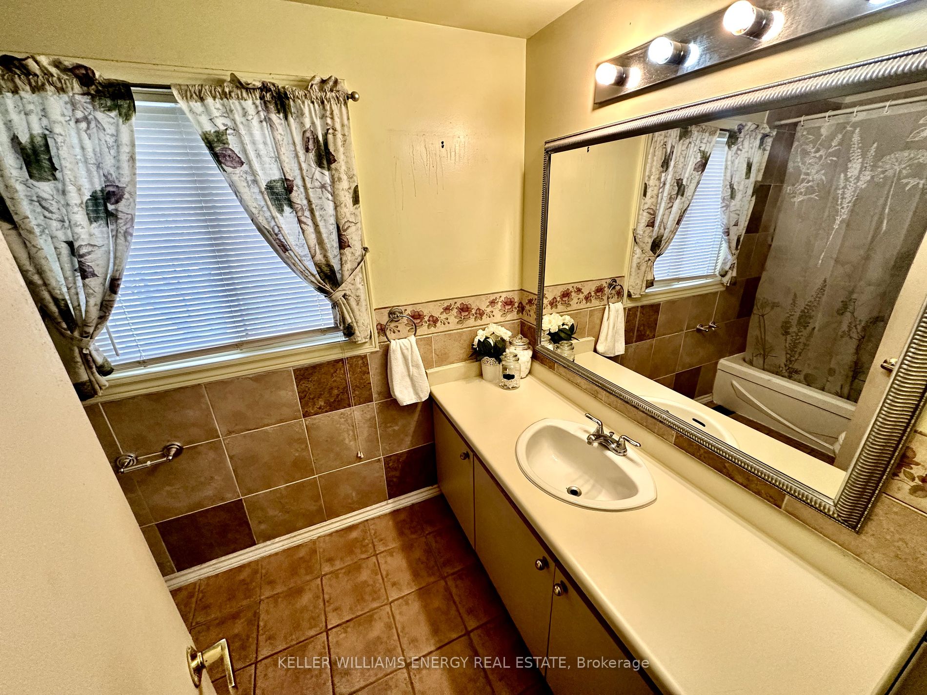 1133 Ritson Road N, #108