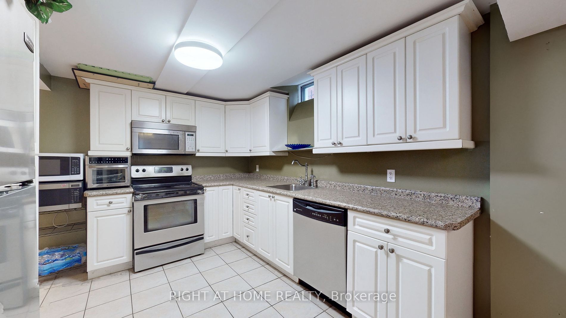 24 Holmes Crescent