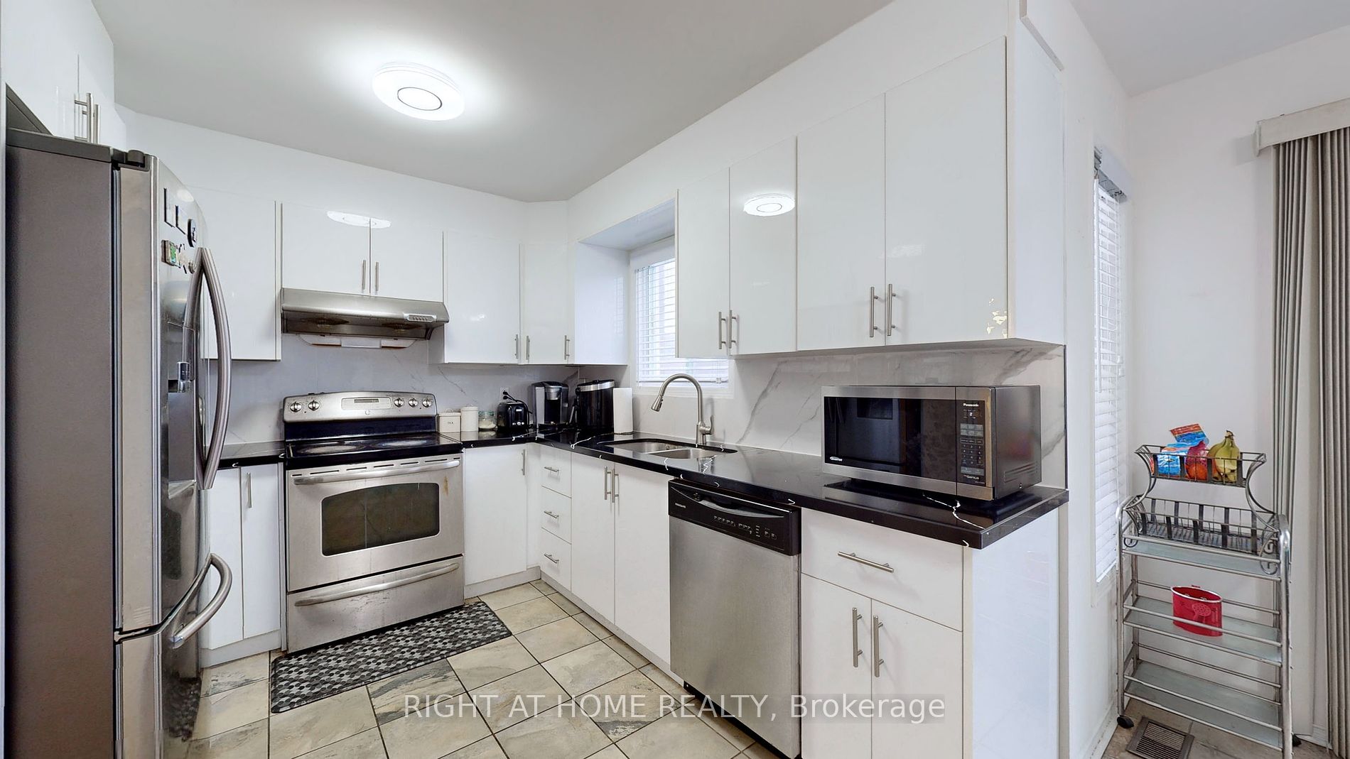 24 Holmes Crescent