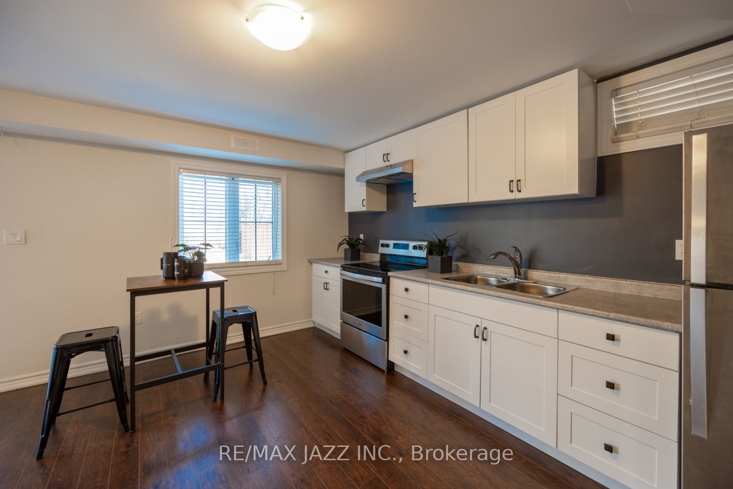 123 Crombie St