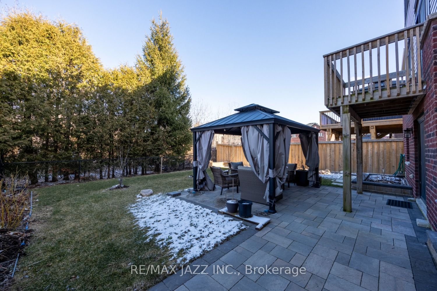 123 Crombie St